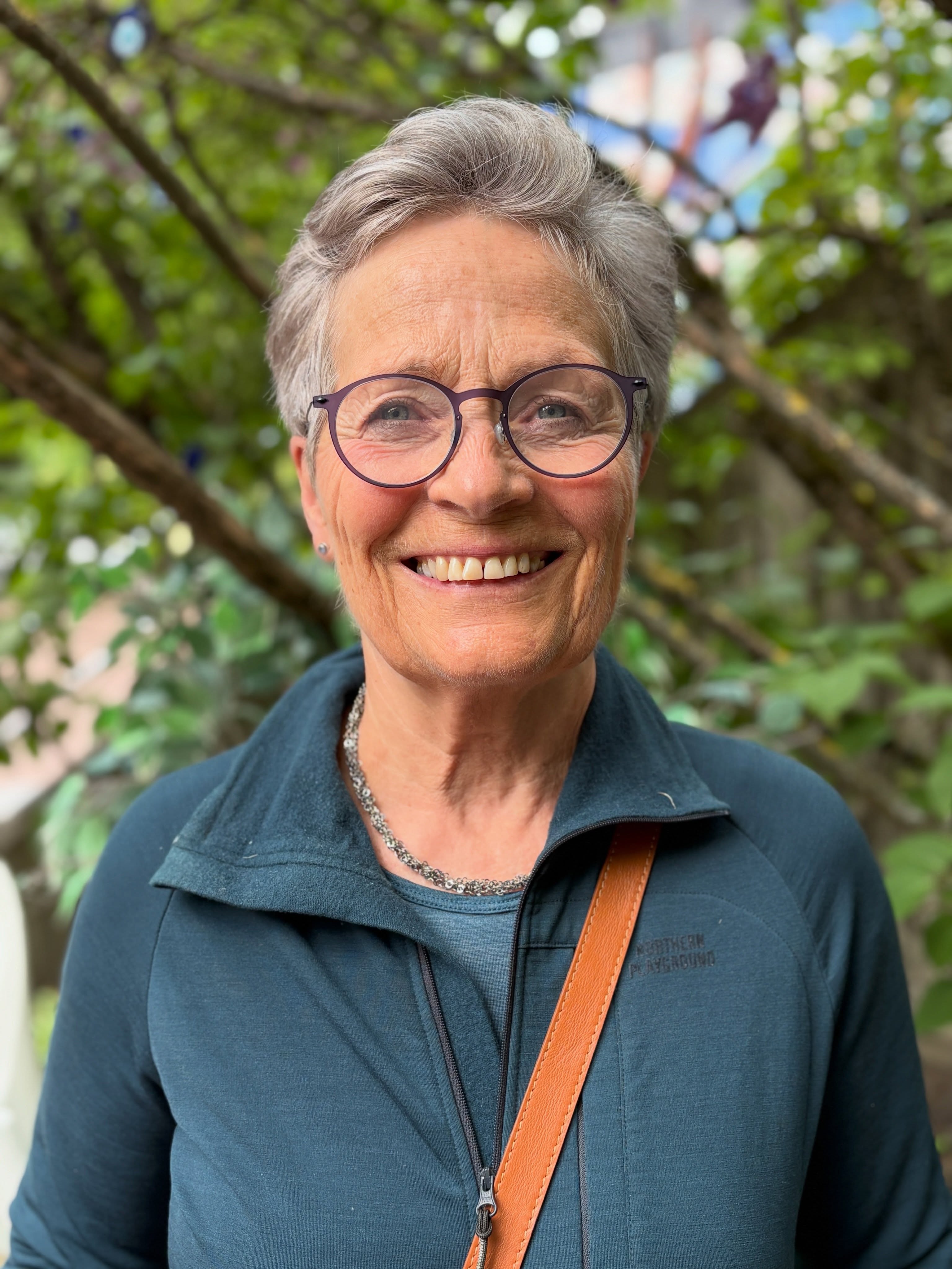 Ellen har vært trofast deltaker hos Oslo Yoga i over 10 år. Tidligere gikk hun på et rolig og meditativt kurs på ettermiddagen. Siden hun pensjonerte seg som fysioterapeut, har hun gått på dynamisk yoga på dagtid.
Ellen forteller:
«Yogaen har hjulpet meg til «å lande» som pensjonist.
Jeg er kvitt en kronisk vond skulder, og dynamisk yoga gjør at jeg føler meg «mer hel». Yoga gjør meg glad!»
Takk, Ellen, for at du motiverer oss andre til å holde oss i form med yoga!🤸🏻♀️♥️🌞