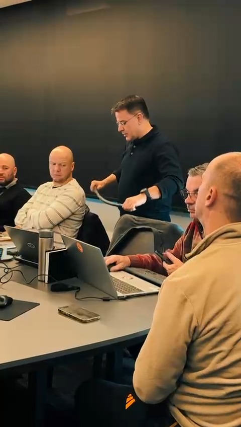 Recebemos nesta semana a equipe da Gates em nossa Matriz para mais um importante momento de alinhamento, troca de informações e fortalecimento da parceria entre as empresas.
A proximidade com nossos parceiros é fundamental para mantermos o alto nível de atendimento, ampliarmos oportunidades e seguirmos entregando as melhores soluções ao mercado.
E, como parte da experiência, não poderia faltar um tradicional churrasco gaúcho, com trilha sonora especial para encerrar o encontro.
Agradecemos à Gates pela visita e pela parceria. Seguimos trabalhando juntos para gerar ainda mais valor aos nossos clientes.
#SuecaRolamentos #Gates #ParceriaEstratégica #Indústria #agro #Relacionamento