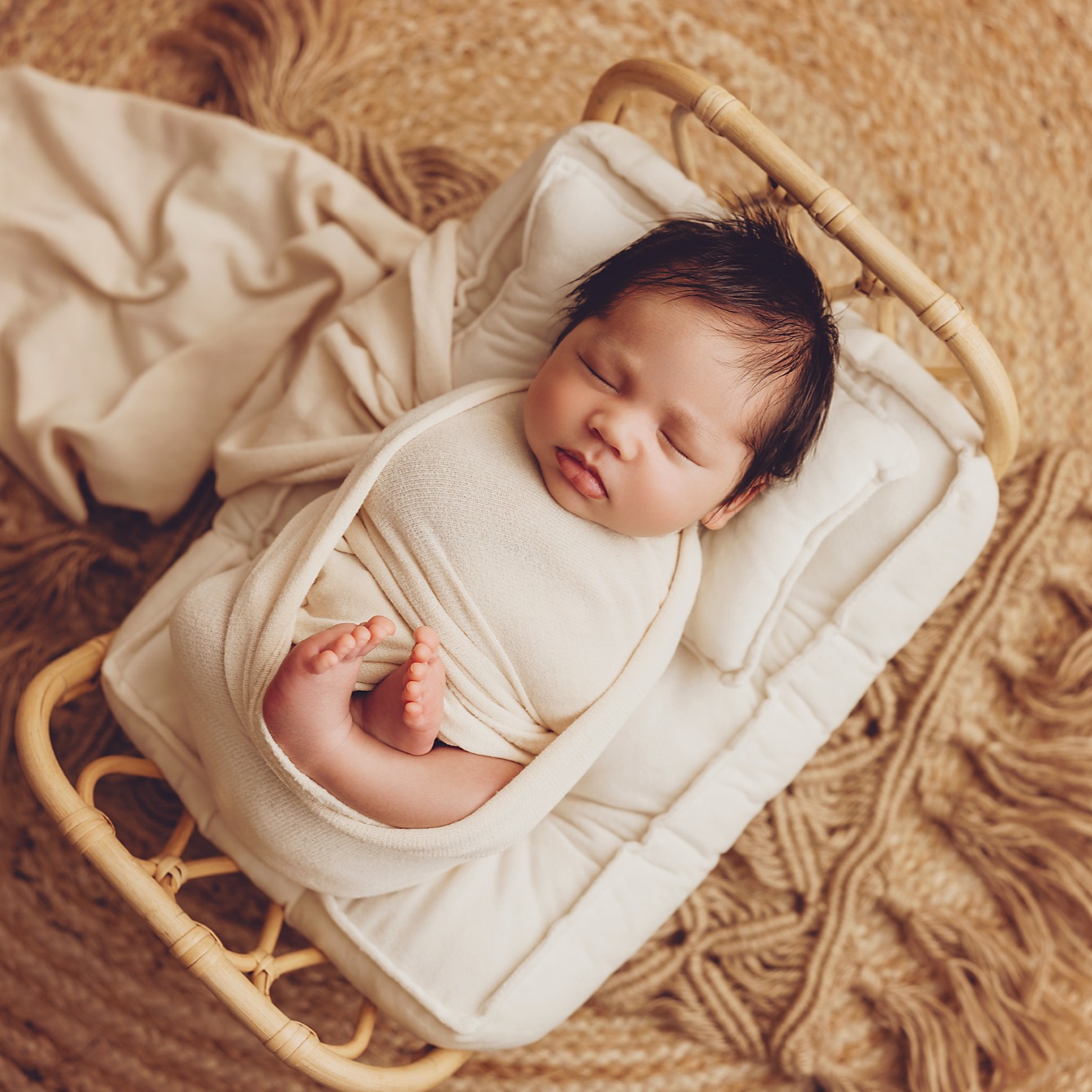 ✨ Newborn Session Tip ✨
Many parents worry that their baby won't sleep during the session.
The secret? Don't stress 😊
Newborn sessions are completely baby-led. We allow plenty of time for feeding, cuddles, diaper changes, and soothing, so there's never any rush.
A calm baby = beautiful photos. 🤍