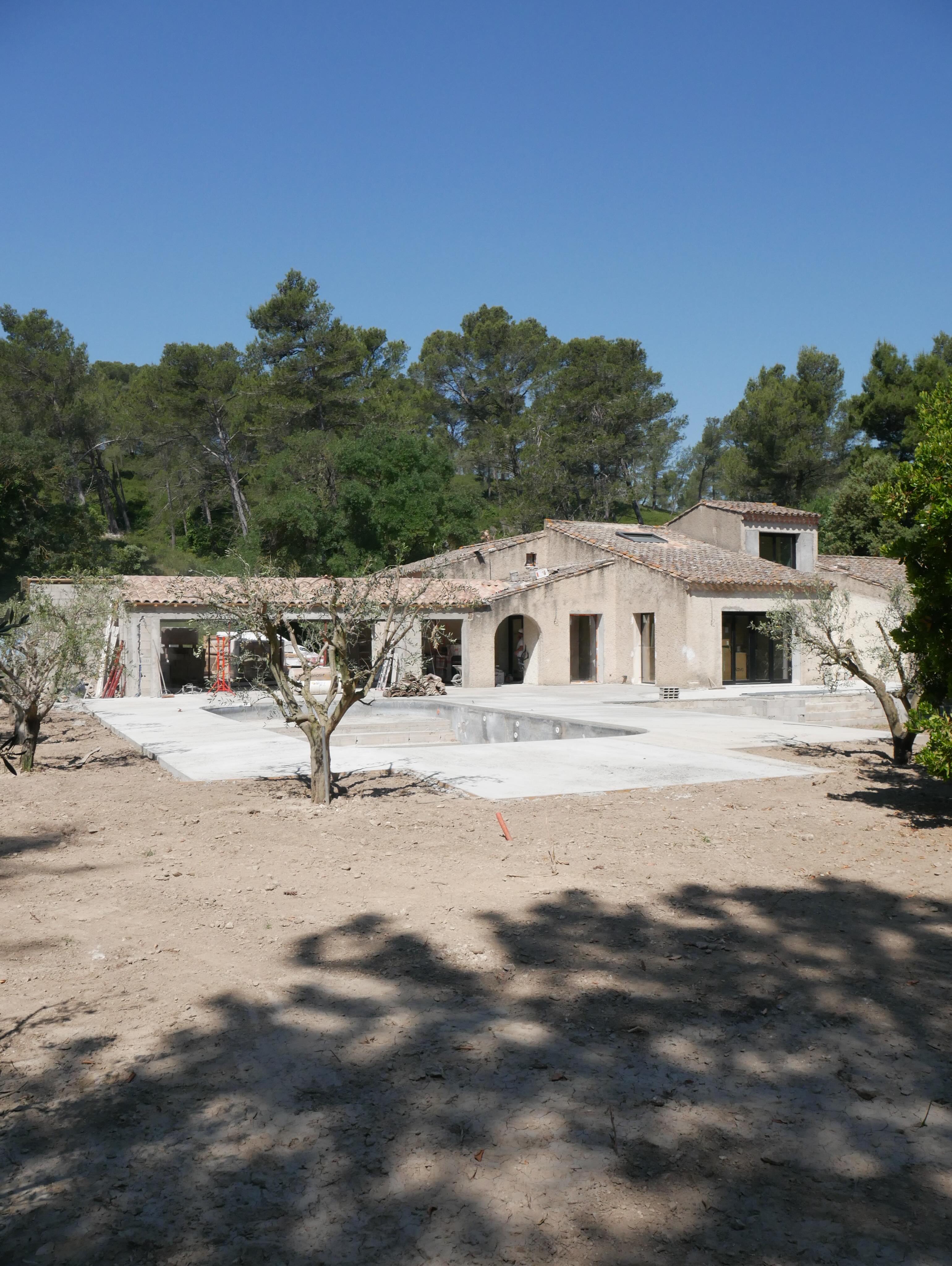 APRÈS I AVANT - Partie 3/3
Présentation d’un chantier en cours
Rénovation totale d’une maison existante + transformation d’une partie du garage en surface habitable + extension
Ce projet dans le massif protégé des Alpilles et en zone ABF s’inscrit dans un contexte patrimonial exigeant. Chaque intervention doit trouver sa juste place. Notre approche consiste à révéler les qualités de l’existant tout en l’adaptant aux usages contemporains, dans un dialogue constant avec le paysage et l’architecture locale.
Il s’agit d’un travail d’équilibre : préserver l’identité du lieu tout en lui offrant un nouveau souffle.
De la première visite à la livraison du chantier, nous accompagnons nos clients à chaque étape avec une vision globale, où architecture et paysage se répondent pour former un ensemble cohérent et durable.
Vous avez un projet de rénovation ou de construction neuve?
Contactez-nous:
⌨️ canelle.studiodac@gmail.com
📞06.62.72.07.74
#Architecture #Paysage #Rénovation #Alpilles Patrimoine