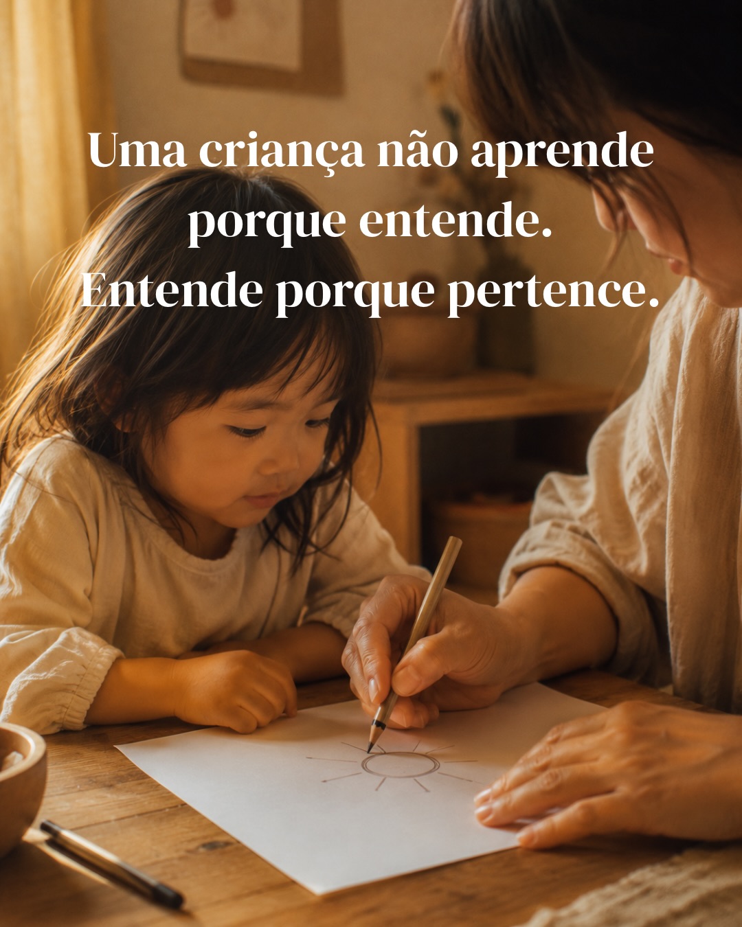 Apareceu esta semana uma plataforma que traduz a aula inteira, em tempo real, para as crianças que ainda não falam português. A intenção é boa: que ninguém fique sentado sem perceber nada.
Mas há uma pergunta que vem antes dessa.
Quando uma criança chega sem a língua, o primeiro problema que tem não é de tradução, é de pertença.
Ainda não é de ninguém naquela sala. E é a partir do momento em que passa a ser, quando há um adulto que a espera, um par que a procura, um lugar onde ela conta, que a língua entra. Não ao contrário.
Uma tradução automática pode dar-lhe acesso às palavras. Não lhe dá um vínculo. E é o vínculo que ensina.
Não somos contra ajudar. Uma ponte pontual nas primeiras trocas é legítima e necessária. O que nos inquieta é a inversão: otimizar o conteúdo e saltar a relação, como se entender a aula fosse o mesmo que pertencer a ela.
E não pomos isto às costas de quem está na sala, com a turma cheia e o programa imposto. Acolher assim uma criança exige condições: tempo, rácios, presença humana, não mais boa vontade individual.
A pergunta não é o que pedimos ao professor.
É o que estamos dispostos a financiar.
E na tua sala? O que é que, de facto, faz uma criança nova começar a pertencer? 💛