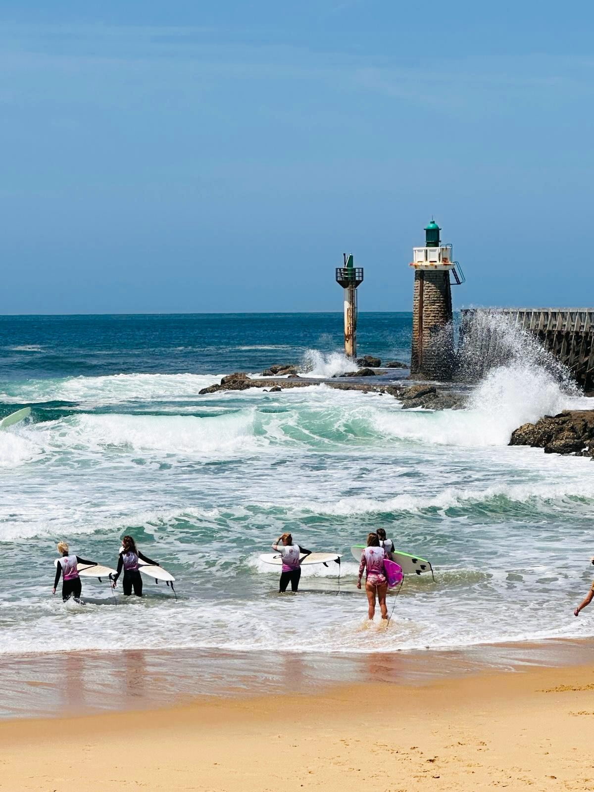 Session du Dimanche avec la Team du club.
🌸
Des belles vagues sous un grand soleil Landais.
Bravo les filles !!!
🌸
De jolies conditions sont annoncées toute la semaine, n’hésite pas à réserver ton cours ou ton stage de surf, débutant ou confirmé.
👇
📩 Maïa surf/ 0686496014/ contact@maiasurf.fr
📍https://www.maiasurf.fr
📍https://formation.maiasurf.fr/tonic-take-off
#ecoledesurf #clubdesurf #seignosse #landes #maiasurf