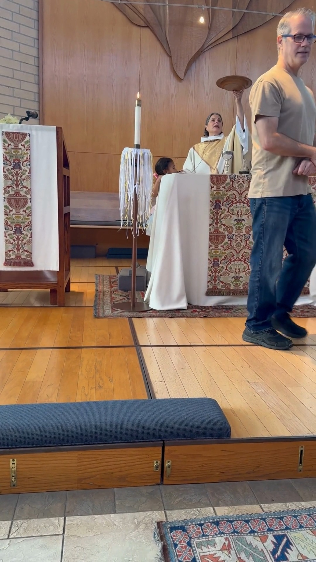 Rev. Jennifer and our youngest members singing the Doxology together. ๐ฅฐ
#episcopallife #intergenerationalparish #familychurch