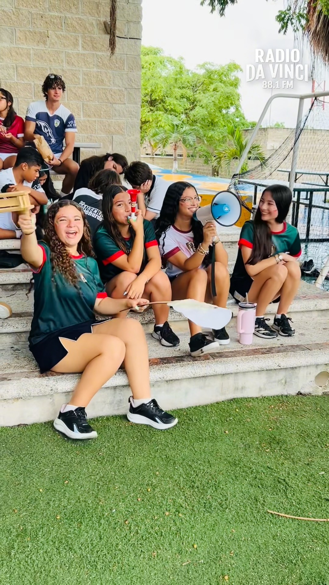 ⚽🏆 ¡Así se vivió la gran final del Mundialito Da Vinci 2026!
Nuestra comunidad educativa fue testigo de una jornada llena de emoción, pasión y espíritu deportivo, donde los equipos dejaron todo en la cancha en busca del campeonato.
En la categoría de Secundaria, las selecciones de México y Francia protagonizaron un gran encuentro, demostrando talento, trabajo en equipo y un excelente nivel de competencia.
Por su parte, en la categoría de Preparatoria Portugal se enfrentó a México de Secundaria en un partido donde disputaron una final llena de intensidad y emociones que mantuvo a todos al borde de sus asientos.
🎉Tras un emocionante partido que se definió hasta la tanda de penales, el equipo de Portugal se coronó campeón en una auténtica final de infarto🎉
Las gradas también fueron protagonistas de esta gran celebración deportiva. Padres de familia, docentes y compañeros se hicieron presentes para apoyar con entusiasmo a sus equipos, creando un ambiente de unidad, respeto y sana convivencia que hizo aún más especial esta jornada.
Felicitamos a todos los participantes por su entrega, compromiso y deportividad, valores que hacen del Mundialito Da Vinci una experiencia inolvidable para toda nuestra comunidad. 💙⚽🌎
#MundialitoDaVinci #institutoleonardodavinci @davincicancun #DeporteFormativo #orgullodavinci #futból #ComunidadDaVinci #valoresquetrascienden #radiodavinci #RadioDaVinci881FM