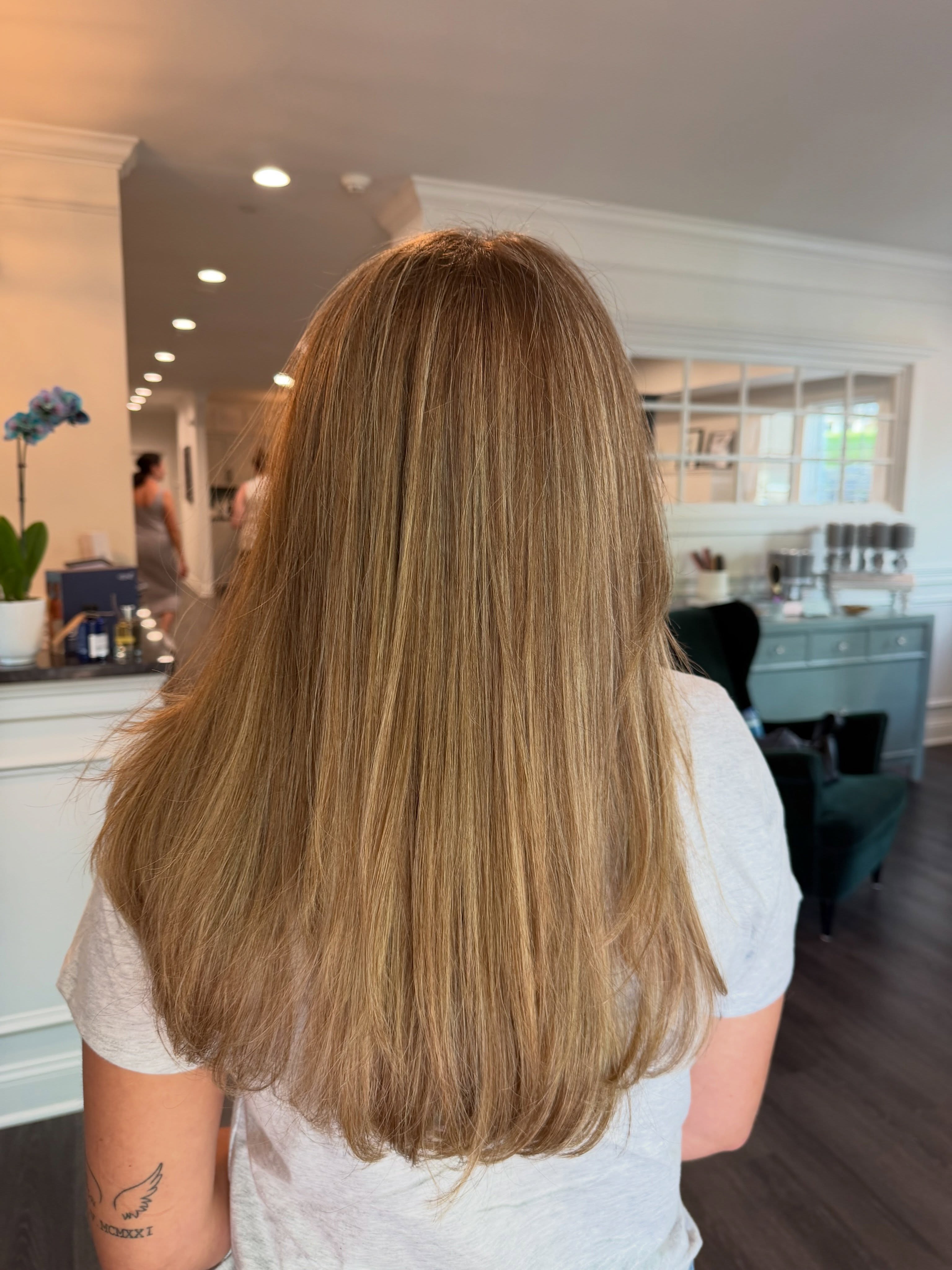 90° outside calls for brighter hair ☀️
by Michelle (@hair_it_is09)
#lelegancesalon #cheshirect #connecticuthair #hairhighlights #blondehighlights