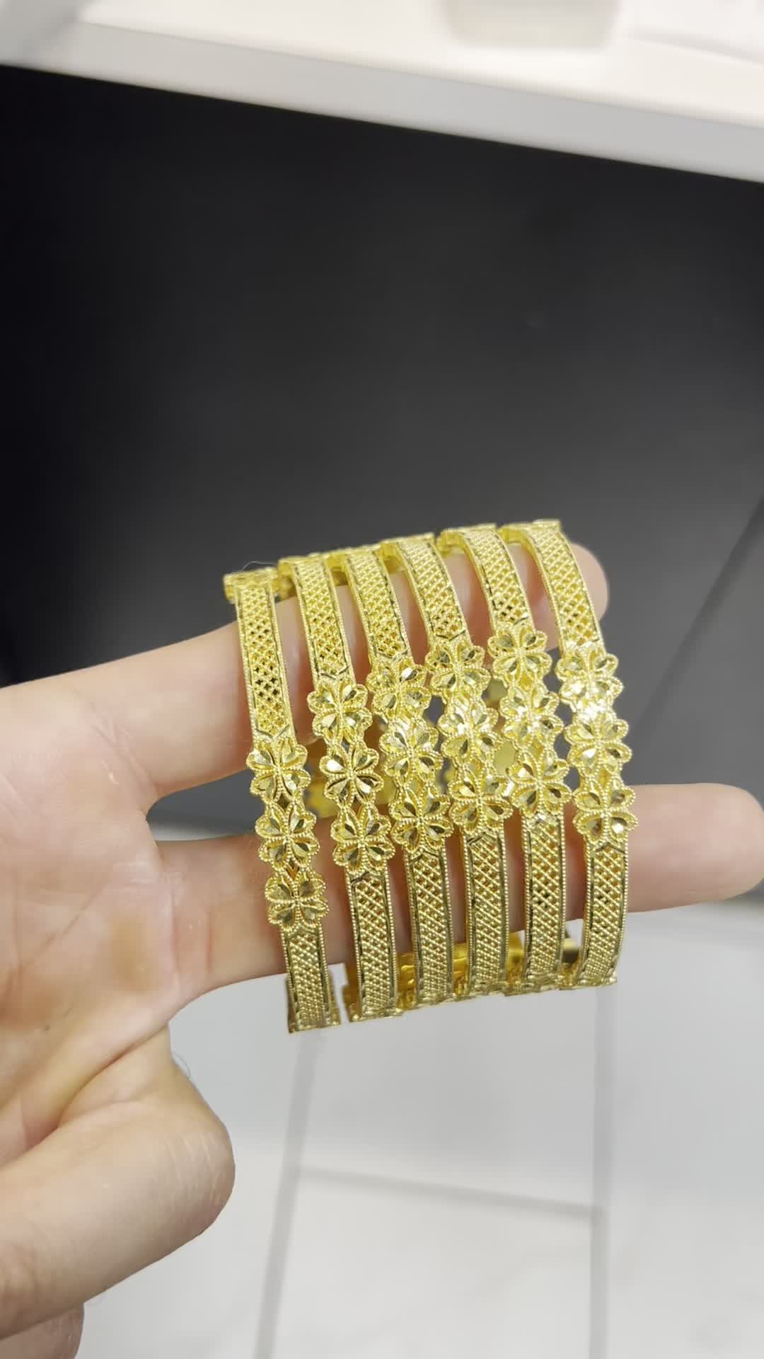 21 k bangles #giftsforher #gifts #bracelet #gold #اريزونا #arabicjewelry #middleeasternjewelry #arabicgold #مجوهرات #21ktgold #ذهب
