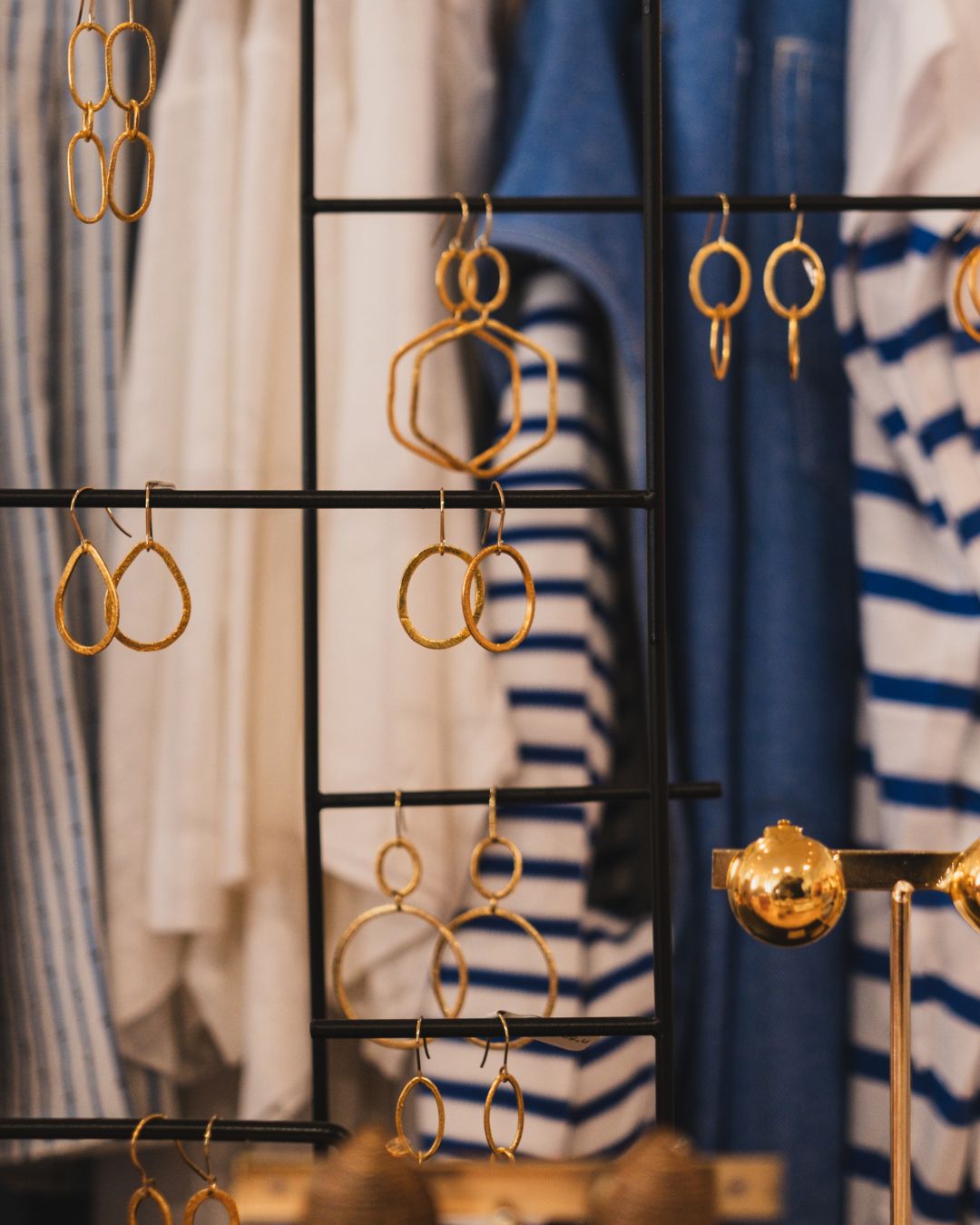 Soms zit het verschil in de details. De nieuwe collectie van @laurencedelvallez_jwls is aangekomen bij Karakter. Met verfijnde stukken die elke look op een subtiele manier afwerken. Kom gerust eens passen en ontdekken welke bij jou past. 🤍