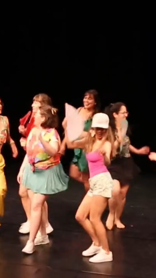 Divines, studieuses, courageuses et radieuses. Comme on dit au Brésil : SHOW DE BOLA!!! 🤩😍🥰🌟🔥🇧🇷
Venez nous voir danser le 21.6 lors de notre présentation de fin d'année à @fondationtonsurton @danse_tonsurton, nous vous réservons de belles surprises 🥳
Et un grand merci et bravo à @corradozecca pour ce merveilleux montage souvenir des coulisses et de la scène de la @fetedeladanse_neuchatel 💖