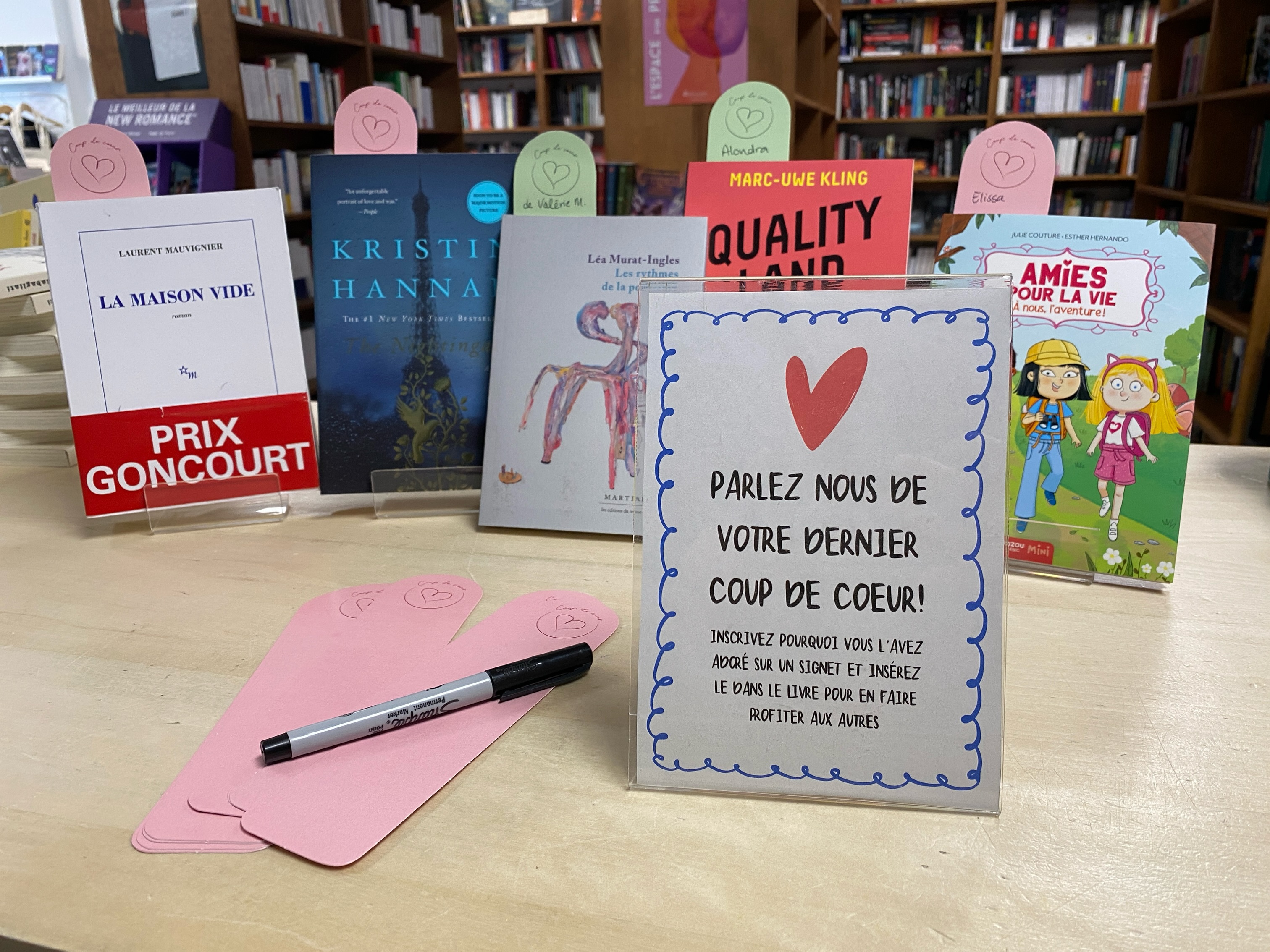 COUP DE 🩷 DE……VOUS?
Vous avez probablement vu passer nos signets coup de cœur, mais saviez-vous que vous pouviez en faire vous aussi?
Oui oui! Nous avons des signets réservés spécialement pour VOS coups de cœur! 💕
À votre prochain passage à la librairie, vous n’avez qu’à prendre un signet rose, tout près de la caisse, et d’y inscrire votre nom, le titre du livre, ainsi qu’une courte appréciation de l’œuvre, puis d’aller le glisser dans ledit livre coup de cœur!
P.S. On adooooore voir vos coups de cœur ressortir sur nos tablettes, alors n’hésitez-pas 😉