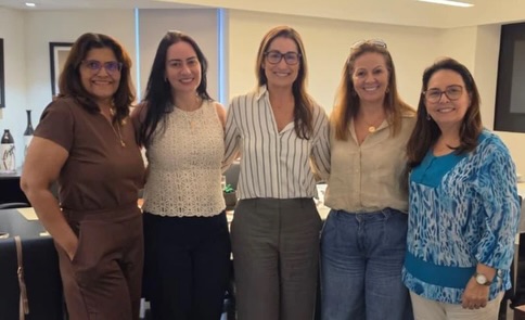 O Lidera Mulher APES deu os primeiros passos para sua edição de 2026 com a realização de uma reunião de planejamento que também marcou o encerramento da mentoria de liderança conduzida por Gabriela Didier.
O encontro reuniu a diretora do Departamento Feminino da APES, Marília Gonçalves, a superintendente da entidade, Silvana Buarque, a cerimonialista Luciana Brito, a associada Maria Conceição e a própria Gabriela Didier, que ao longo dos últimos meses compartilhou conhecimentos e experiências voltados ao desenvolvimento da liderança feminina.
Além de celebrar a conclusão da mentoria, a reunião teve como objetivo iniciar as discussões sobre as ações e iniciativas que irão compor a programação do Lidera Mulher APES 2026. O projeto tem se consolidado como um importante espaço de integração, capacitação e valorização das mulheres que atuam no setor supermercadista pernambucano.
Para Marília Gonçalves, o momento representa o fortalecimento de uma rede de mulheres comprometidas com o crescimento profissional e com a troca de experiências. “Encerramos um ciclo muito rico de aprendizado e já começamos a construir os próximos passos do Lidera Mulher APES, que seguirá promovendo conhecimento, conexões e desenvolvimento para as mulheres do nosso setor”, destacou.
A expectativa é que a edição de 2026 dê continuidade ao trabalho realizado nos últimos anos, ampliando as oportunidades de formação e protagonismo feminino dentro do segmento supermercadista.
Com planejamento, colaboração e propósito, o Lidera Mulher APES segue fortalecendo a presença das mulheres em posições de liderança e contribuindo para o desenvolvimento do varejo pernambucano.