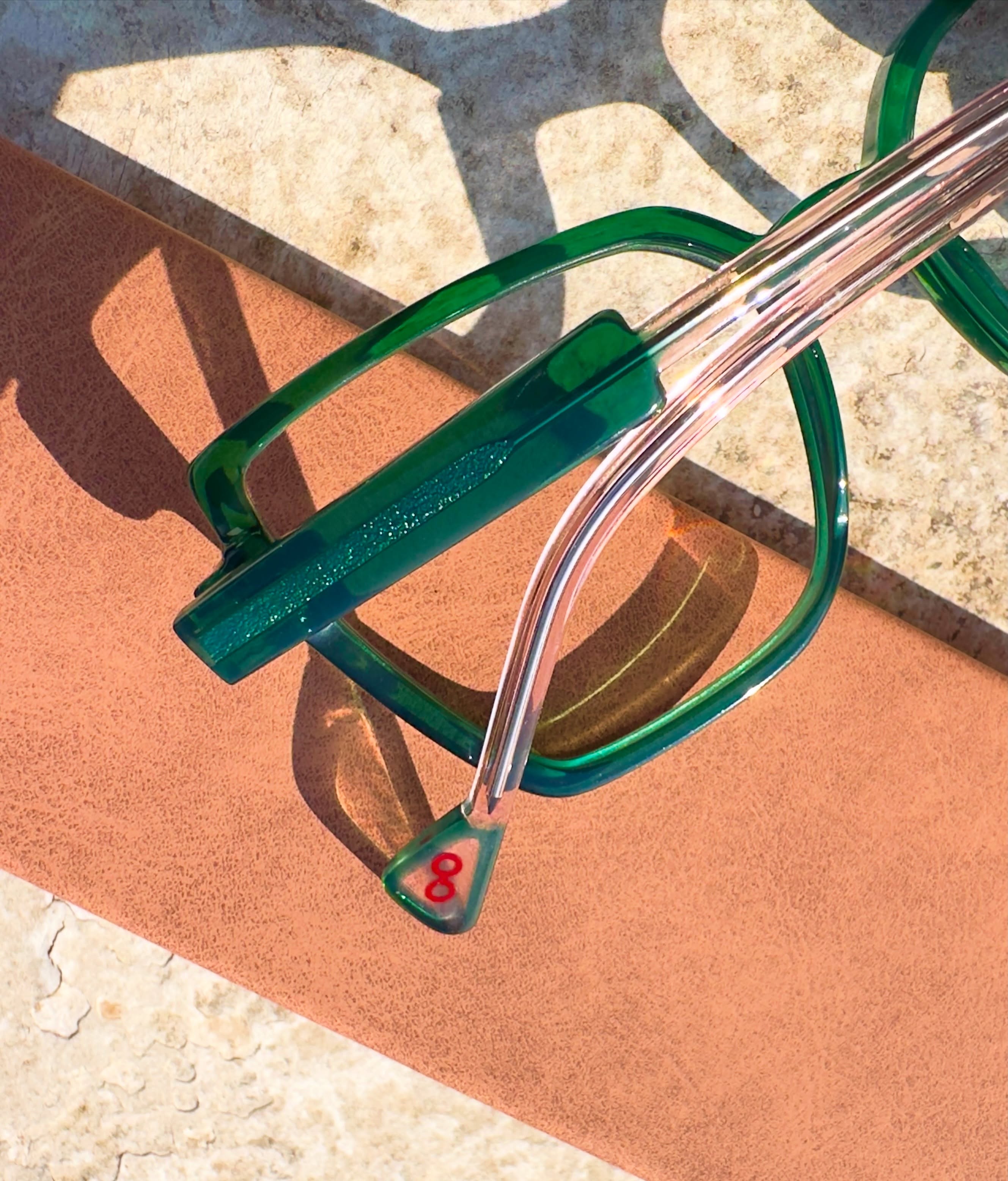 Detalhes marcantes em tom verde transparente que se encontram com a suavidade do rosa, criando uma combinação única e cheia de personalidade.
Uma armação que transforma o olhar, valoriza os traços e mostra que o estilo está nos pequenos detalhes.
#Óculos #Estilo #Personalidade #Moda #Acessórios MiguelGiannini