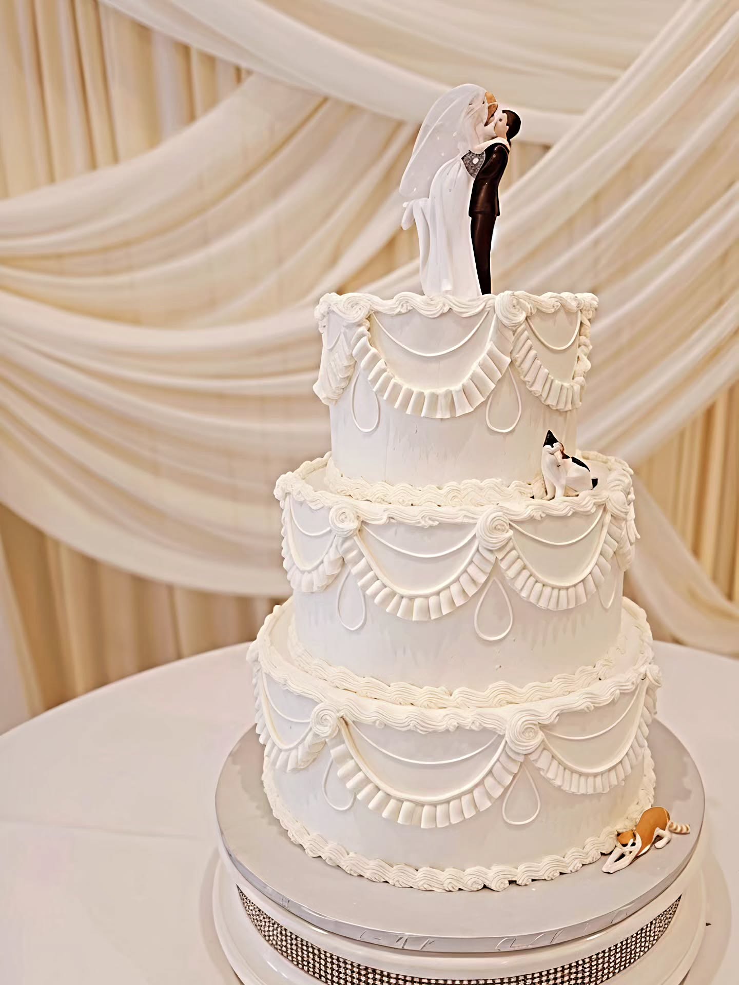 congratulations Abby + Erbe!
Elegant vintage wedding cake joined by there two cats on the cake 🐈🐈
#weddinginspo #weddingcake #cakes