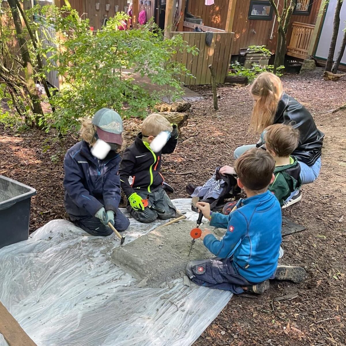 Auf großer Schlüsselsuche im Beton - wir testen die Beschaffenheit verschiedener Materialien #wald #waldkindergarten #waldkindergartenpädagogik