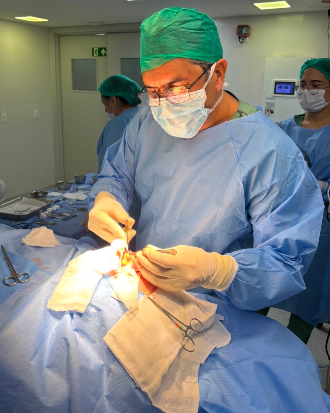 Quando o tumor é facial, o cuidado do cirurgião oncológico vai além do tratamento da doença e da qualidade de vida do paciente. Há também a preocupação estética da cirurgia.
No procedimento retratado nas fotos, o cirurgião oncológico Dr. Manoel de Andrade executa uma ressecção de carcinoma basocelular em ponta nasal, com reconstrução imediata após confirmação anatomopatológico
de margens cirúrgicas livres.
Precisão e cuidado em cada detalhe.
🤝 Conte com a COP.