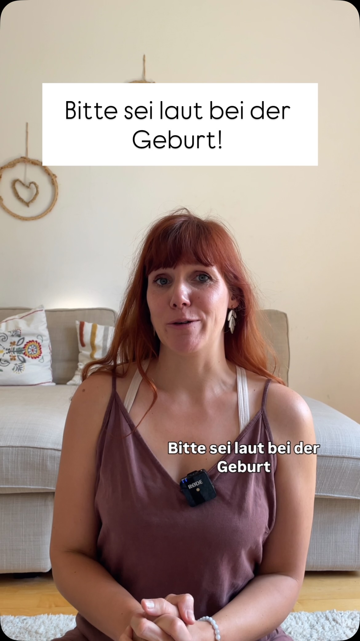 Tönen bei der Geburt klingt erstmal komisch. Ich weiß. 🥹
Aber es ist eines der kraftvollsten Dinge, die du für dich und dein Baby tun kannst, wirklich!
Weil alles was oben loslässt, auch unten loslässt. Kiefer, Beckenboden und dein Nervensystem. Dein Körper weiß wie das geht, er braucht nur die Erlaubnis dafür.
Ganz nebenbei unterstützt dich das Tönen dabei, leichter mit der Intensität/dem Schmerz umgehen zu können. Ein Allrounder! 😎
Klar ist auch okay nicht laut zu sein bei der Geburt, aber übe es jetzt schon, egal ob du es dann bei der Geburt einsetzt oder nicht. Es ist so oder so wertvoll.
👉🏻Kommentiere ATEM und ich schicke dir meinen kostenlosen GEBURTSATEM GUIDE zu, mit dem du genau das lernst!