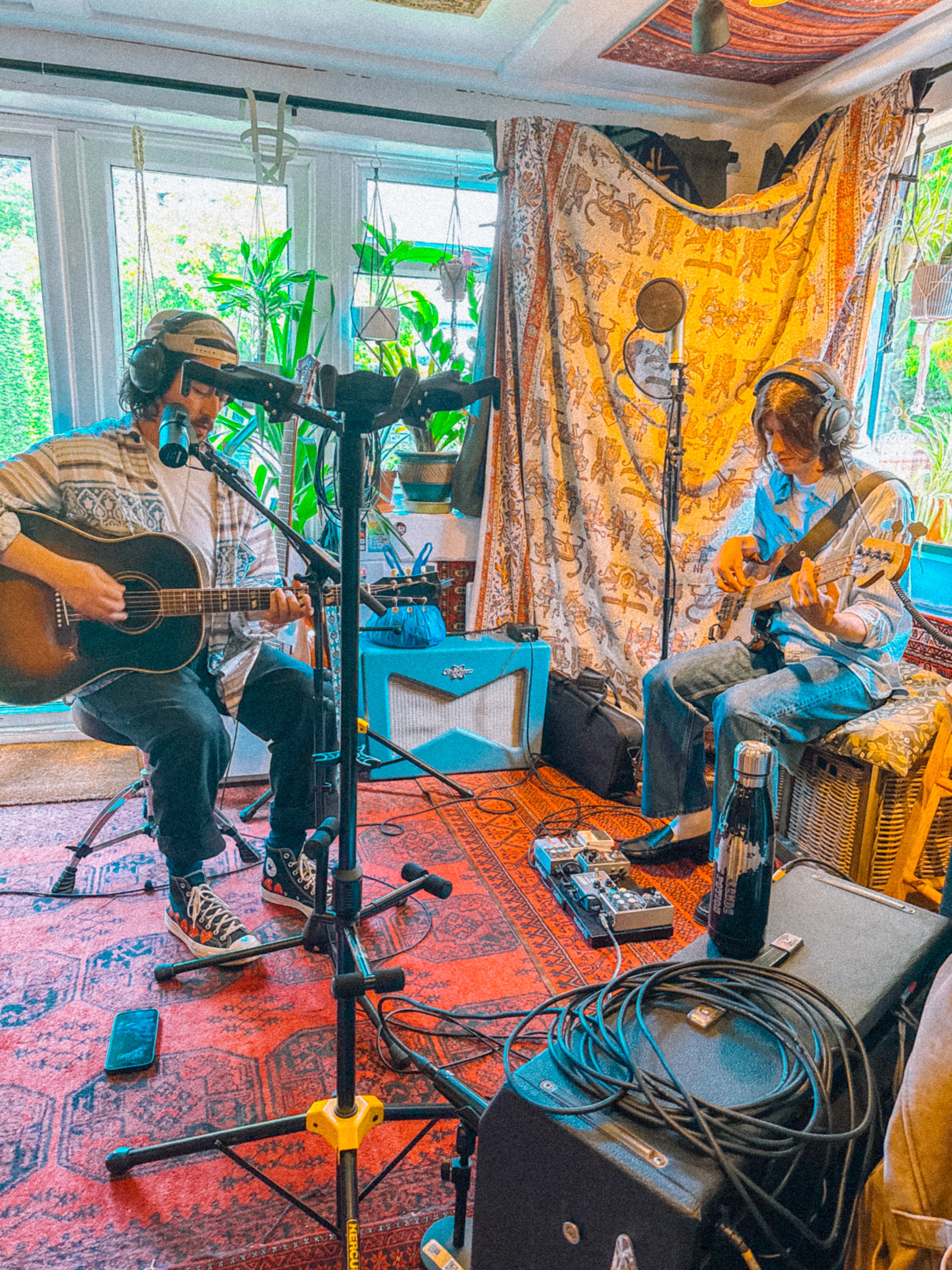 More from @the_tape_shed creation ✨ get to know, the vibe is ultra cosmic 🪬
@chrisdrumsonline on 🪘
@bensimonmusic on 🎸
@guirezendemusic on 🎸
@aylwinsteele on 🔮