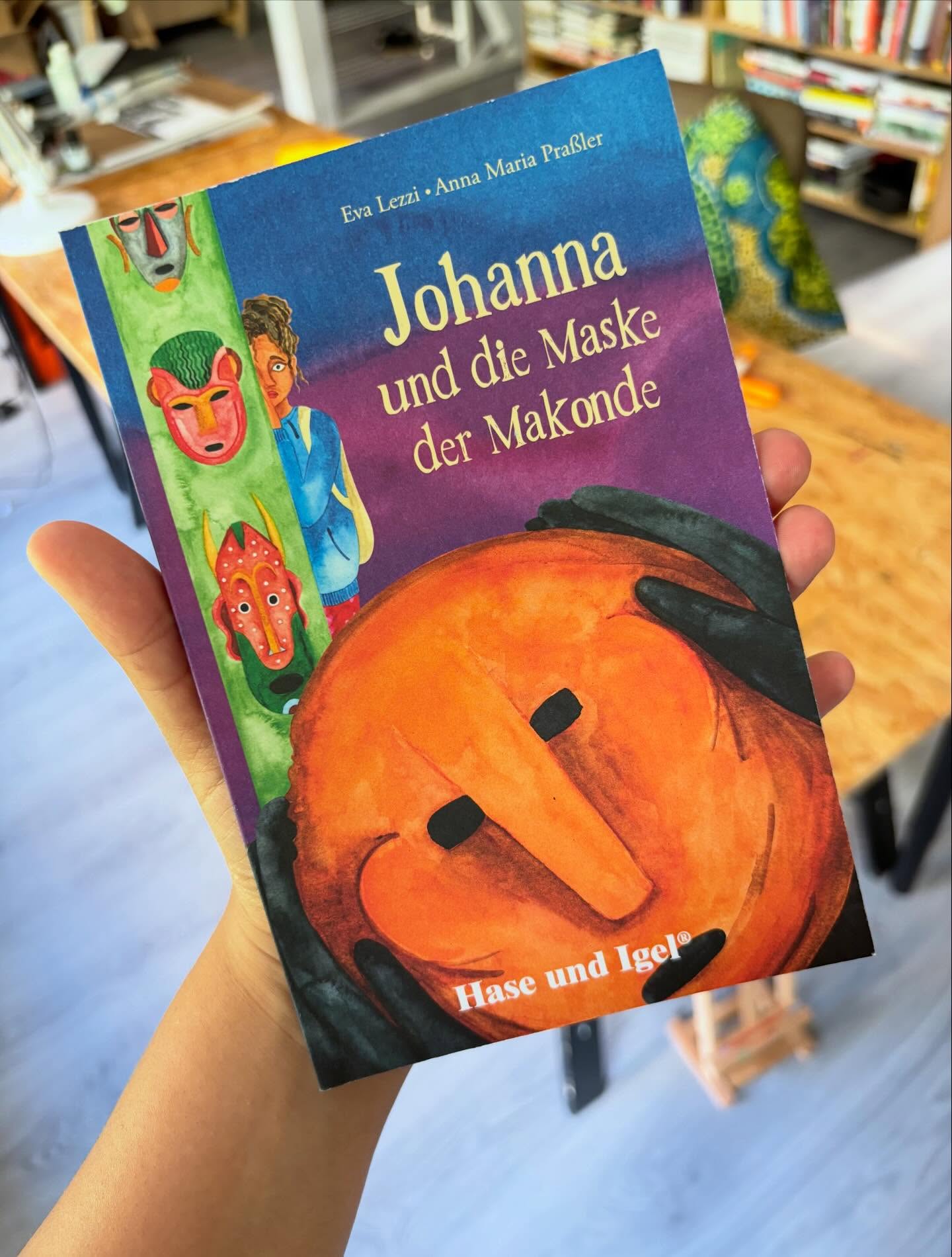 Tomorrow, June 7th, is the book premiere at @klickkino of „Johanna und die Maske der Malonde“ written by @evalezzi and @annamariaprassler, and edited by @haseundigelverlag
The moderation will be done by @patricia.vester.illustrations
🙏🏾
I had the pleasure of illustrating this children‘s book which deals with themes of cultural heritage on one hand and cultural pillaging on the other, all packaged in a detective story that celebrates friendship and family bonds✨
.
#childrensbook #illustration #jugendliteratur