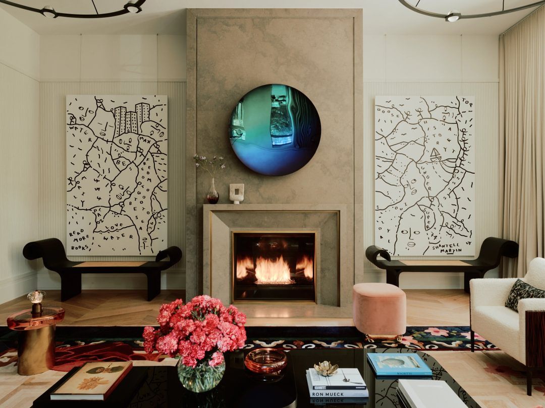 Pulled-in-place fluted plaster walls by our artisan Patrick Shoemaker frame the limestone fireplace of interior designer Judy Dunne's three-story townhouse in the West Village. Brought to life in collaboration with Joseph Vance Architects, the plaster flutes create a soothing backdrop for an eclectic collection of art and handcrafted works. Beautifully captured by William Jess Laird and featured in Architectural Digest.
Link in bio to see more of this project.