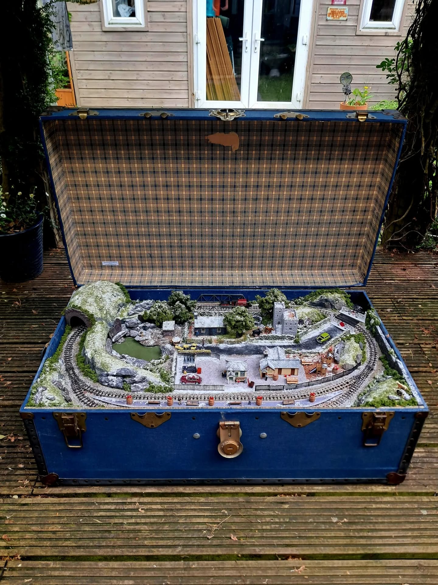 Our latest 009 suitcasetrain commission is complete
Suitcasetrains.com
Bespoke working Trainsets housed in vintage suitcases #trainset #fblifestyle #miniatureartist