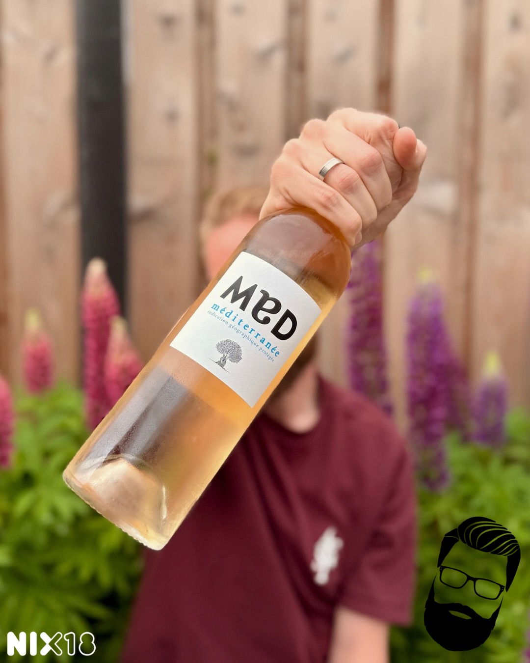 MED Rosé, Les Vins Bréban, Méditerranée, Frankrijk
Het is officieel: de zomer hangt in de lucht! En wat is er nou lekkerder dan na een lange week de weekafsluiting te vieren in je tuin, met de zonnebril op je neus en een goed glas rosé in de hand? 🕶️Wij hebben goed nieuws om die zomerkriebels nóg beter te maken. Deze MED Rosé is namelijk één van de vier Wijnen van de Maand bij De Wijnzaak! Dat betekent dat deze Franse klasbak de héle maand juni extra aantrekkelijk geprijsd is. Tijd om in te slaan dus! 💸✨
Zodra je deze fles openmaakt, waan je je direct in het zonnige Zuiden. Dit is ‘typisch Provence’ in de beste zin van het woord: elegant, verfrissend en een goeie doordrinker. Inclusief die prachtige, zalmroze kleur waar we zo dol op zijn. Je ruikt aroma’s van sappige, rijpe aardbeien. In de smaak is het meer dan alleen fruit; je proeft een heerlijk, licht romig tintje dat de wijn net dat beetje extra body en vulling geeft. Dit is geen ingewikkelde praatwijn, maar gewoon de ultieme terraswijn. Super doordrinkbaar en gegarandeerd succes op een zonnige middag!
Onze beoordeling: 🍼🍼🍼🍼
Wij kregen ‘m van @dewijnzaak. Actieprijs in juni is €7,99
Hoewel deze wijn smaakt als een échte Provence, staat er officieel ‘IGP Méditerranée’ op het etiket. Dat is een groter, regionaler herkomstgebied in Zuid-Frankrijk waar de wijnwetgeving net iets soepeler is. Voor de wijnmaker betekent dit meer vrijheid om te experimenteren, en voor ons betekent het vooral héél veel voordeel. Je krijgt namelijk die felbegeerde, loepzuivere Zuid-Franse terrasstijl in je glas, maar dan voor een veel vriendelijkere prijs!
Achter deze fles staat het familiebedrijf Les Vins Bréban, sinds 1952 de absolute specialist in Zuid-Frankrijk. Onder leiding van de derde generatie Bréban combineren ze hier decennialange familietraditie met de nieuwste, moderne keldertechnieken. Hun missie? Wijnen maken die de pure, zonovergoten levensstijl van de Midi weerspiegelen, zónder dat je daar de hoofdprijs voor betaalt. En geloof ons, dat proef je in elke slok van deze MED Rosé!
Wil jij deze hele maand profiteren van de korting en je eigen terraservaring naar een hoger niveau tillen? Check de link in onze