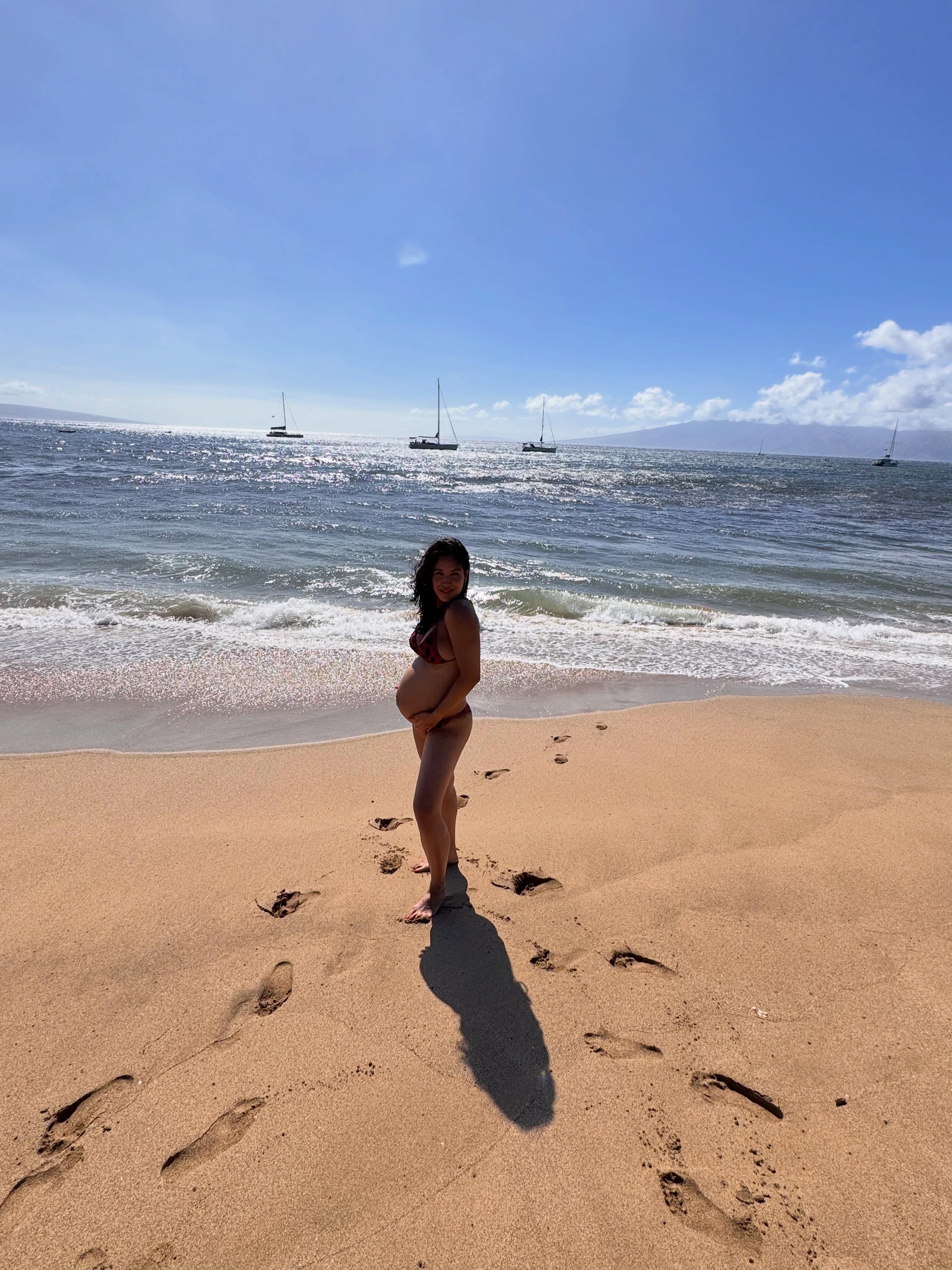 Hawaii dump 🤙🏽🌺🌴 Always a good time. Definitely a core memory for the books. I love you @michael.roberts.realtor #babymoon2026 #28weekspregnant
We also found Isabelle’s nursery artwork and got it signed by @welzie_art himself!! SO COOL 🎨🖌️