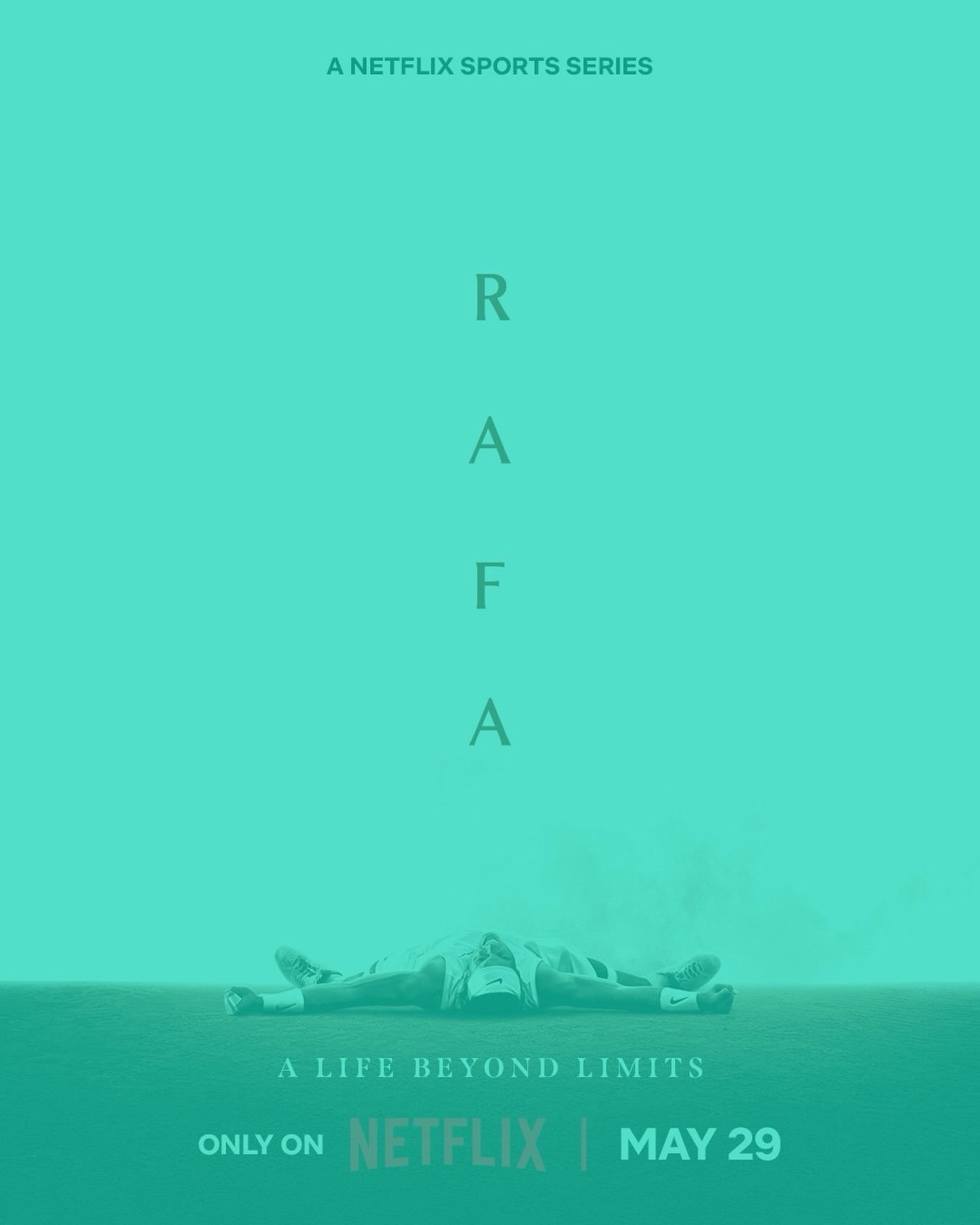 He terminado el documental de Rafa Nadal en Netflix y me ha parecido una reflexión muy interesante desde la psicología.
A menudo vemos los éxitos, los títulos y los momentos históricos, pero conocer la historia de aprendizaje que hay detrás nos ayuda a entender muchas de las conductas que han definido su carrera.
Su capacidad para no rendirse, competir hasta el último punto, mantener el esfuerzo en situaciones difíciles o seguir adelante después de las lesiones no aparecen de la nada. Son conductas que se han ido construyendo a lo largo de los años a través de experiencias, aprendizajes y un entorno que ha favorecido determinados valores y formas de actuar.
Conocer mejor su historia también nos permite entender aspectos psicológicos que han estado presentes durante toda su carrera: cómo ha convivido con la presión, la ansiedad antes de la competición, la tolerancia al dolor, la gestión de la frustración, la capacidad para adaptarse a la adversidad o la persistencia ante las dificultades.
El documental nos recuerda algo importante: para comprender el comportamiento de una persona no basta con observar lo que hace hoy. Necesitamos conocer su historia.
Muchas veces admiramos el resultado final, pero es el proceso lo que realmente explica cómo alguien llega a desarrollar determinadas fortalezas psicológicas.
Gracias a Rafa Nadal por abrir una parte de su historia y permitirnos entender un poco mejor todo lo que hay detrás de una de las carreras más extraordinarias del deporte.
¿Has visto el documental? ¿Qué reflexión te ha dejado?
#PsicologíaDeportiva #RafaNadal #Aprendizaje #Conducta #rendimientodeportivo