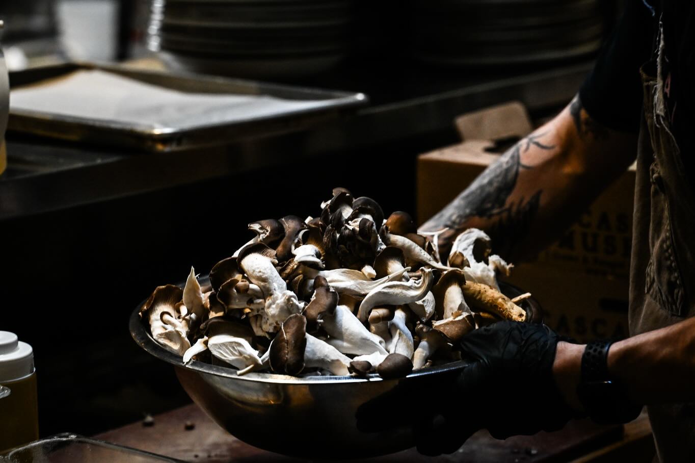 Great pizza starts with great ingredients, and we’re lucky to work with some of the best right here in Whatcom County. Our mushrooms come from Cascadia Mushrooms, a local farm that has been growing certified organic gourmet mushrooms in Bellingham for years. Their commitment to quality and sustainable farming shines through in every harvest.
📸 @fotomataio