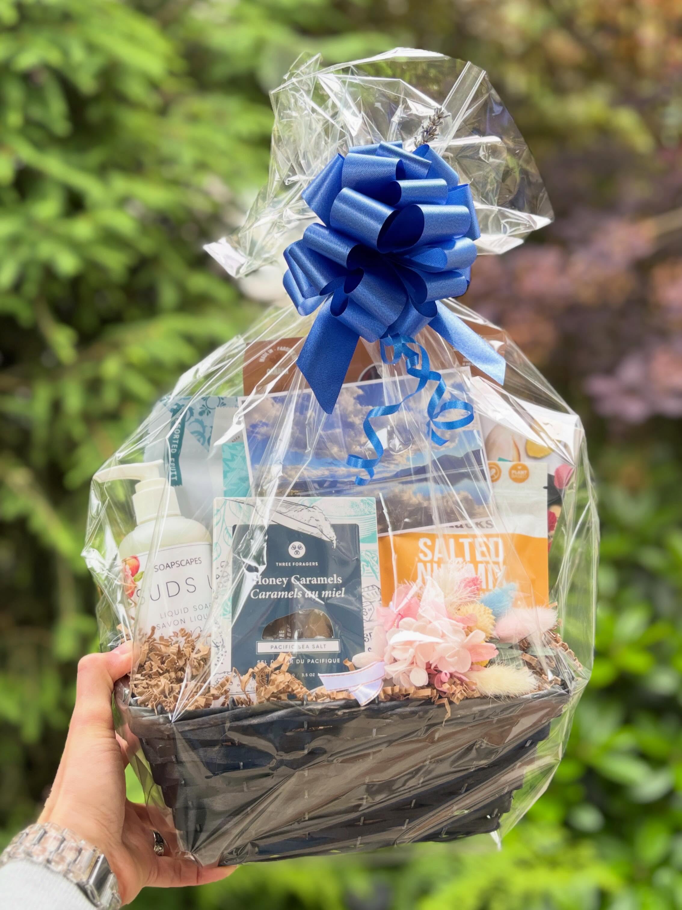 A few of the gift baskets that went out recently! I think most of these were created using our Create Your Own Gift option.
One of my favourite parts of what I do is seeing all the unique combinations customers put together using products from British Columbia artisans and small businesses. ❤️
#FraserValleyBasketCo #GiftBasketsBC #ShopLocalBC #SupportLocalBC #CorporateGiftsBC