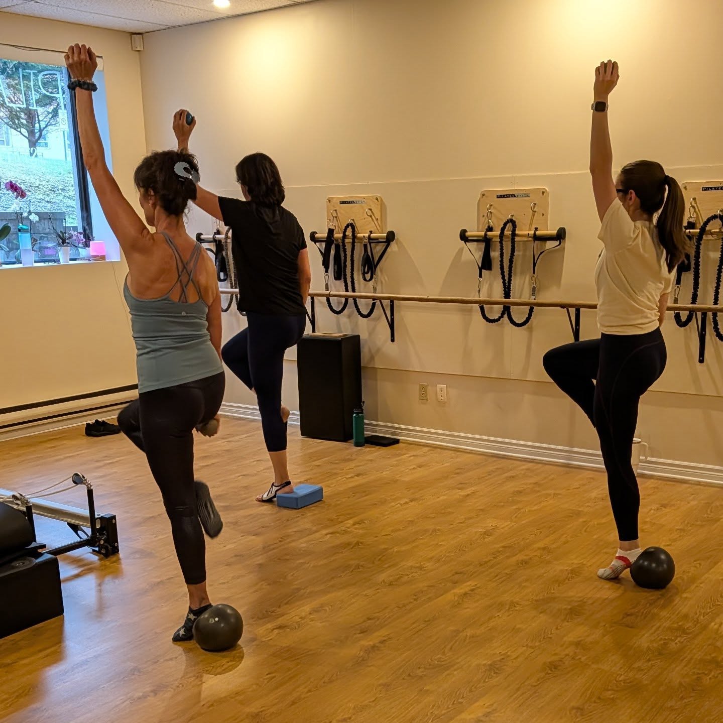 P I L A T E S C H E Z - S O I 24/7
Vous ne pouvez pas vous rendre au studio?
Pilates chez soi est pour vous !
Pilates chez soi est avec vous partout où vous souhaitez vous entraîner ! Aucun problème!
Gardez votre forme à partir de votre résidence ou en voyage.
Engagez-vous à vous entraîner avec moi et vous verrez et sentirez les changements.
Je vous offre des programmes variés que j’ai créés pour que vous puissiez améliorer et retrouver votre forme physique, votre énergie et travailler votre corps à votre rythme.
Vous y trouverez une sensation de bien-être et des défis physiques à relever dans le confort de votre maison, n'importe où, n'importe quand!
#pilateslaval #pilateslaval #stottpilatesinstructor