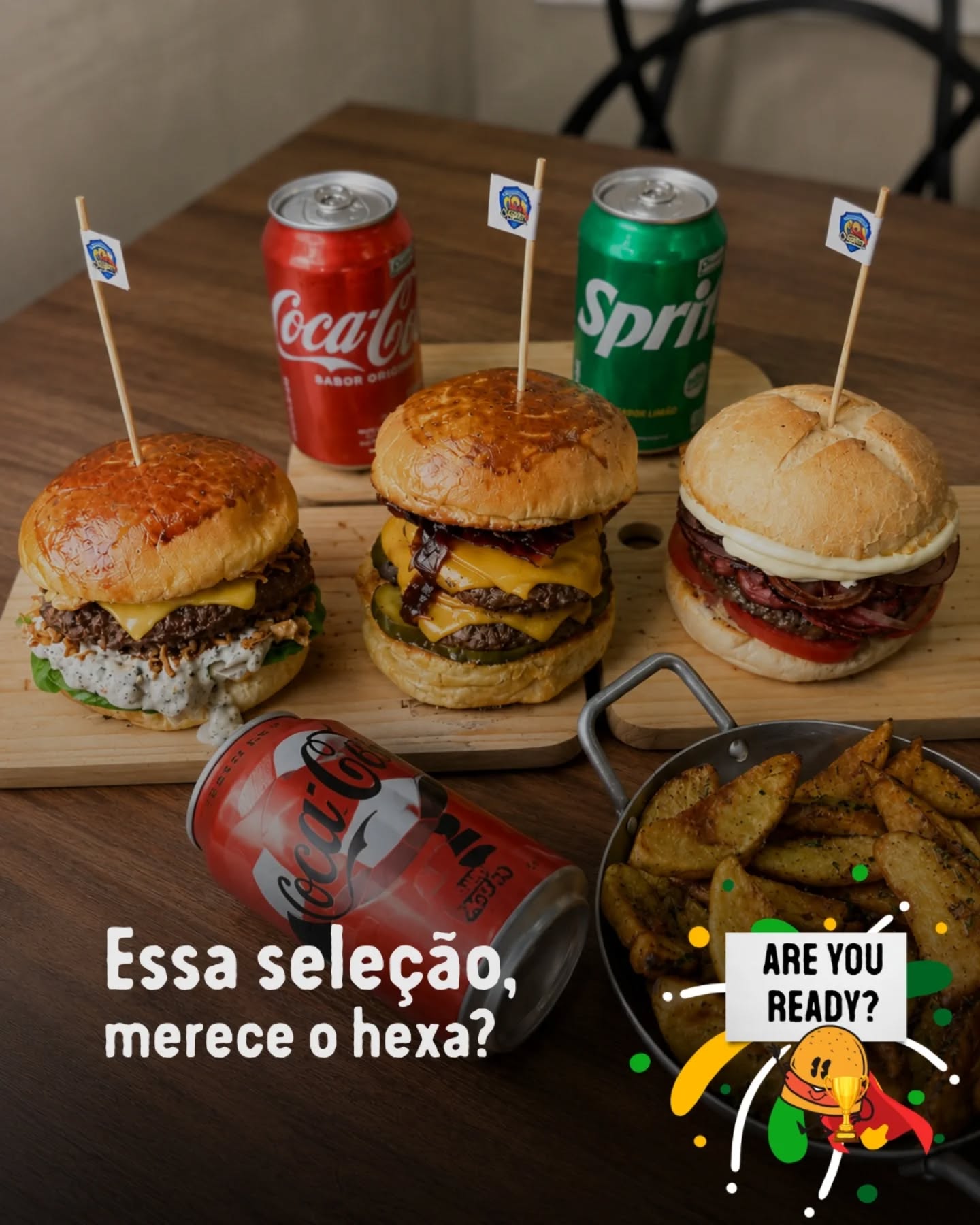 A Seleção tá completa e merece o HEXA! 🇧🇷🍔
Apresentamos os nossos Super Burgers — três campeões artesanais que você precisa provar:
🇧🇷 Super Brasil: Burger 170g, Queijo Prato, Calabresa acebolada, Catupiry, Tomate e Molho de Alho no Pão Francês Crocante.
🇺🇸 Super Estados Unidos: Dois Burgers 100g, Cheddar, Bacon, Picles e Molho Barbecue no Brioche.
🇫🇷 Super França: Burger 170g, Queijo Prato, Creme de Blue Cheese Artesanal, Cebola Crispy e Rúcula no Brioche.
Todos acompanham nossa maionese artesanal da casa.
Qual você escolheria pra torcer com a galera? Comenta aqui embaixo! 👇