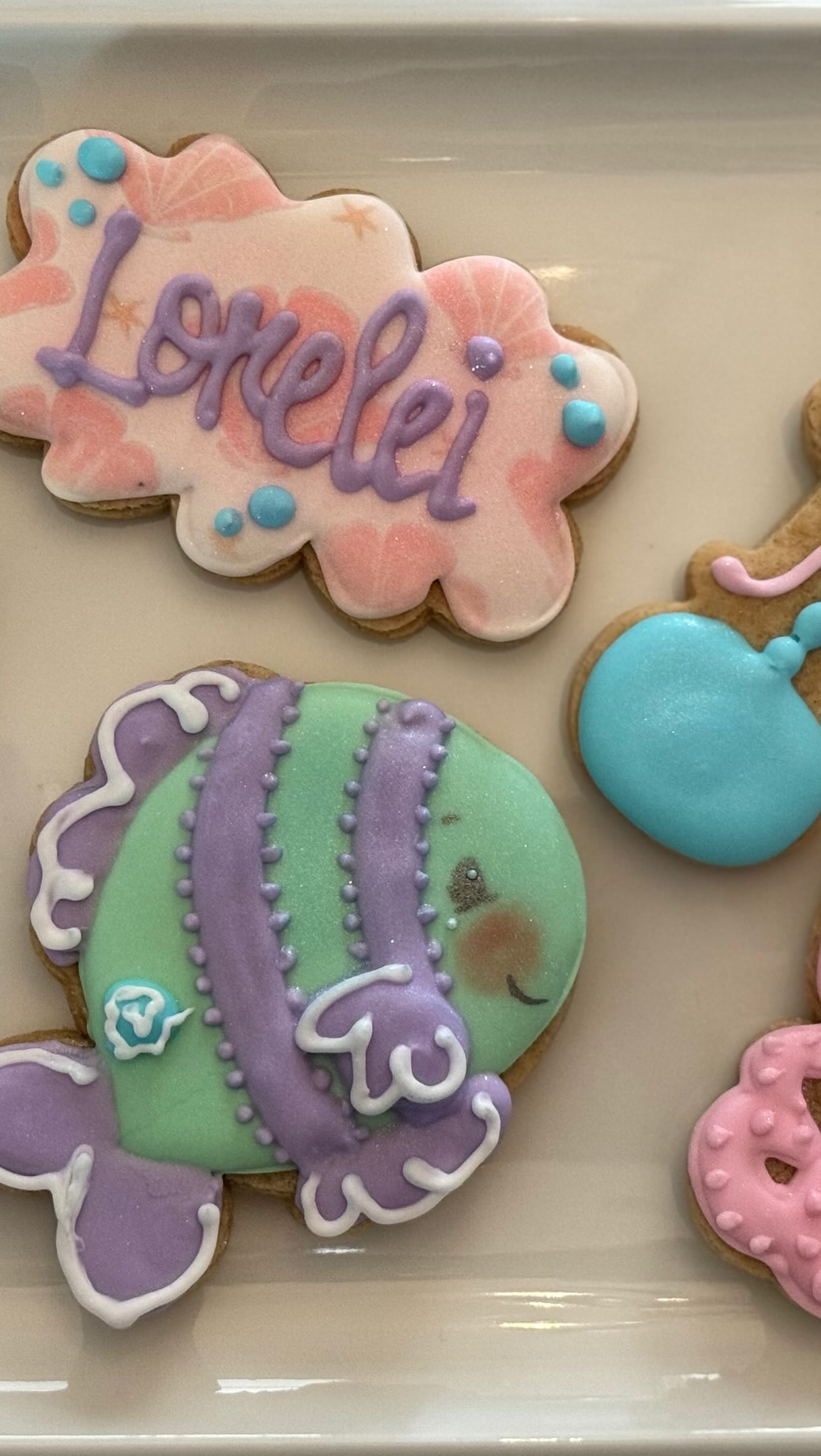 ⭐️Obsessed with these adorable fish cookies… part of a sweet UNDER THE SEA set for a BABY SHOWER.🐠💜🐡
👉Want some festive and flavorful goodies to celebrate your next event or special occasion, I’m your girl!🙋🏼♀️ Checkout my Website link in my bio.
#underthesea #undertheseacookies #fishcookies #babyshower #babyshowercookies @eddie_edibleinkprinter