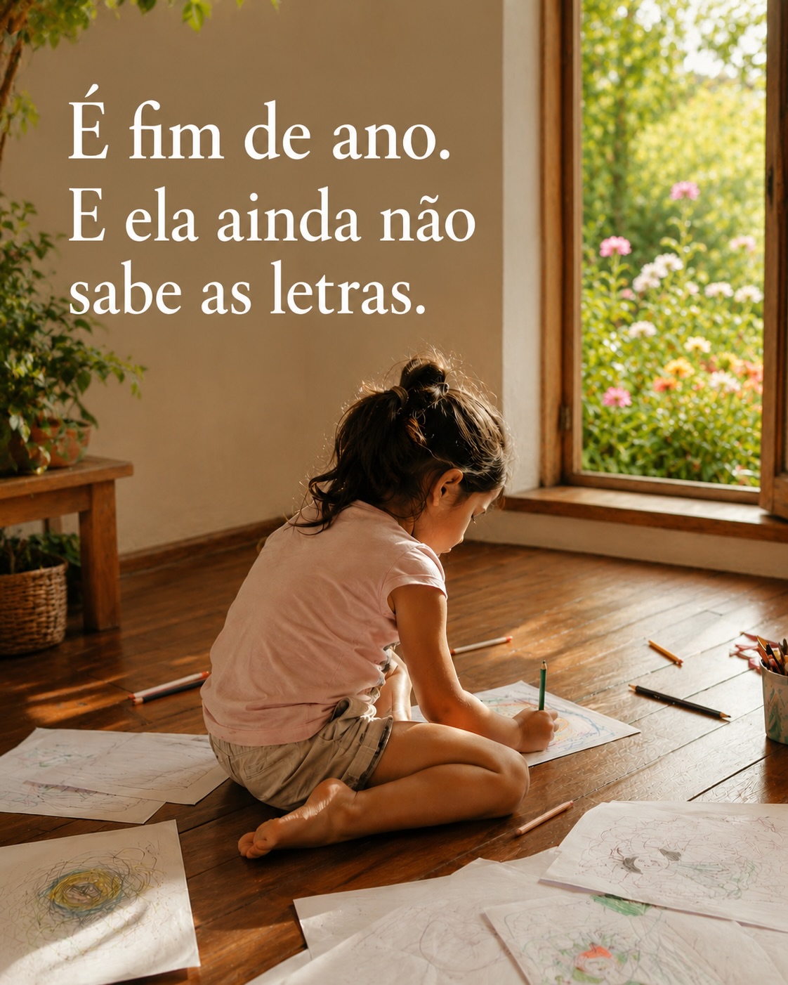 Todos os anos, nesta altura, chegam-lhes as frases.
“Já sabes as letras?” “Agora acabou-se a brincadeira.” Ditas por pessoas que amam a criança. Com a melhor das intenções.
E é exactamente aí que a dúvida entra. Não devagar, de uma vez.
Mas parem um momento.
A criança que passou o ano a explorar, a frustrar-se e a recuperar, a inventar, a negociar, a ser consolada quando precisou, essa criança construiu algo que não se vê numa ficha mas que se sente em tudo.
Sente-se quando ela insiste num problema sem desistir.
Quando diz “eu quero tentar sozinha.”
Quando consola o amigo que está triste sem ninguém lhe ter dito.
Quando inventa uma história do princípio ao fim e não quer parar.
Quando falha e diz “deixa-me tentar outra vez.”
Quando pega num livro porque quer, não porque tem de o fazer.
Isso não acontece apesar do tempo que lhe deram.
Acontece por causa dele.
O solo que criaram é real.
E vai sustentá-la muito além deste fim de ciclo. 💛