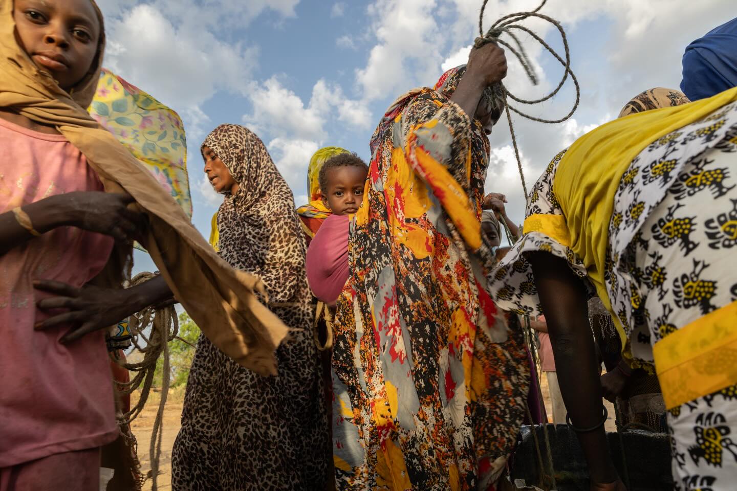 In Korsi Refugee Camp, near the border with Sudan in the Central African Republic, more than 22,000 refugees have settled since war broke out in neighboring Sudan. A large proportion are women and children.
At dusk, women gather to collect water from one of the few wells in the camp. Many have no choice but to bring their children with them. In many cases, their husbands stayed behind to fight in Sudan or were killed on the journey.
Residents describe chronic shortages of safe drinking water. Some walk long distances across the camp, with buckets and jerry cans on donkeys. Most initially believed their displacement would be temporary, but three years on, that prospect seems increasingly unlikely.
Thanks to @apnews @apphotoarchive for featuring this image among its Top Photos of the Week 📷