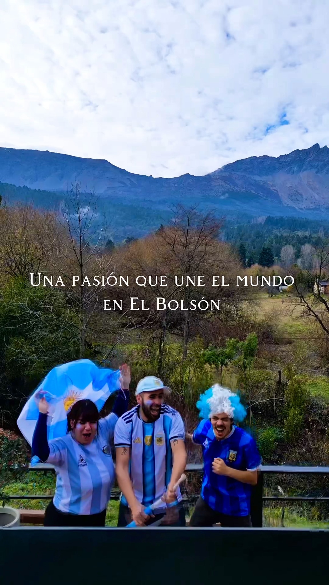 ¡La pasión no tiene fronteras y en El Bolsón lo sabemos muy bien! 🏔️⚽️
Desde el corazón de la Patagonia, recibimos al mundo entero con los brazos abiertos, paisajes de película y los colores de nuestra bandera bien en alto.
Sentí la magia de la naturaleza y la energía de nuestra gente en un solo lugar. 🇦🇷✨
Y vos, ¿con quién vendrías a gritar un gol con esta vista de fondo?
Etiquetá a tu equipo de viajes en los comentarios. 👇
#PatagoniaArgentina #PasionMundial #ElBolsonEsEstarBien