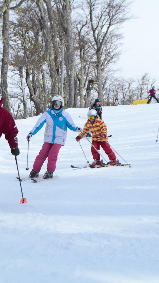 ❄️☃️ En El Bolsón el invierno se vive distinto: nieve sin largas filas, cocina regional en calma, alojamiento con el dueño en la puerta para recibirte.
💫 Desconexión, bienestar, paisajes imponentes y experiencias que se viven con todos los sentidos.
🎿 El cerro Perito Moreno con laderas suaves, otras intensas, y servicios completos para aprender a esquiar y también para esquiadores avezados.
🏔 El Piltriquitrón invita al bosque tallado y el refugio acogedor, que rodeados de nieve son puro ensueño y aventura.
¿Querés estar bien? El Bolsón es estar bien.
#elbolson #invierno #nieve #cerro #bienestar