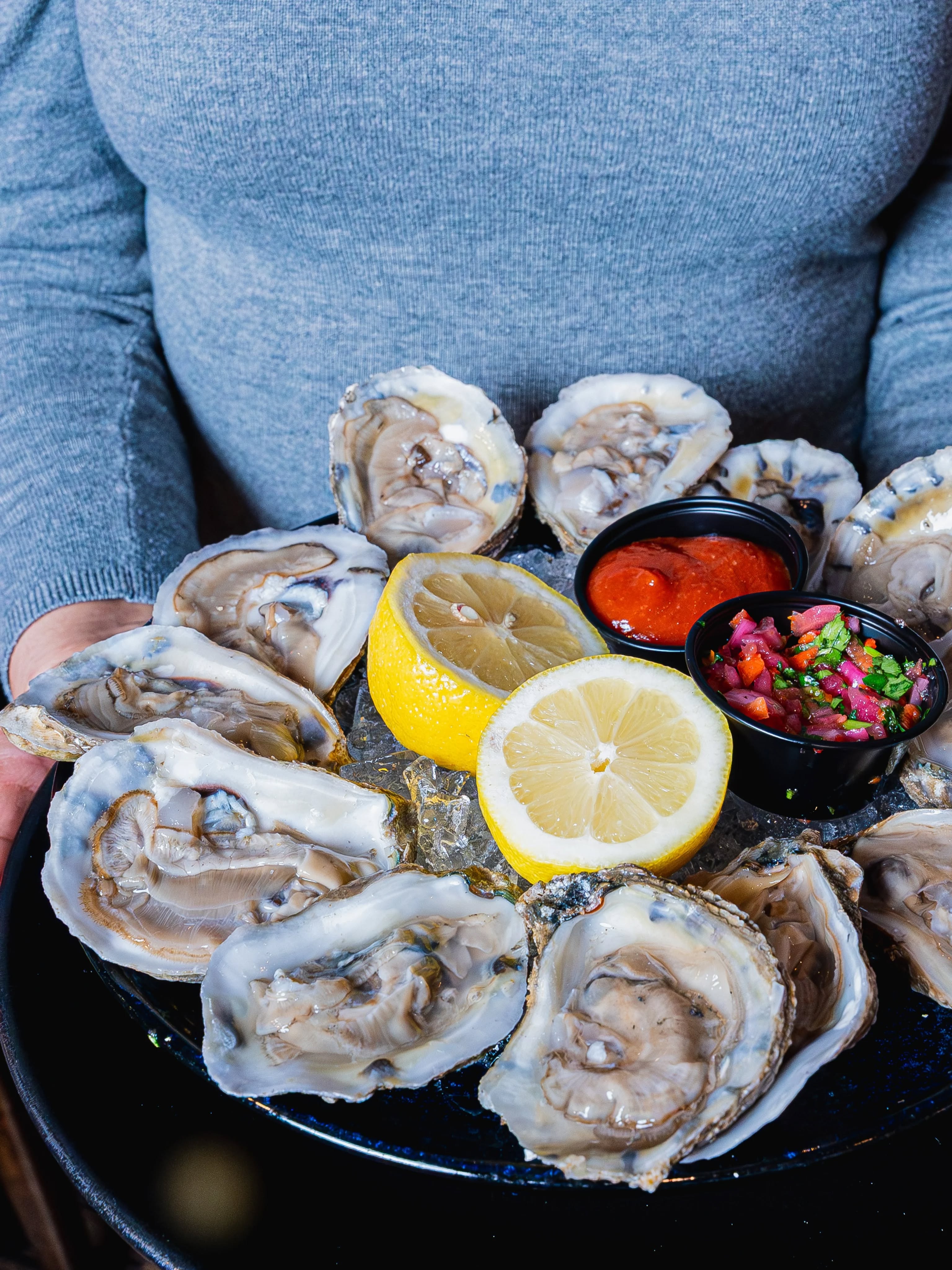Fresh oysters, bold flavors, and the perfect touch of lemon. 🦪🍋If you're craving something fresh and delicious, this is the plate to order. Join us and enjoy every bite!👌
#MariscoCentroYankees #FreshOysters #SeafoodLovers #OysterTime #FreshFlavors FoodieFavorite SeafoodCravings TasteTheOcean FoodieLife RestaurantVibes