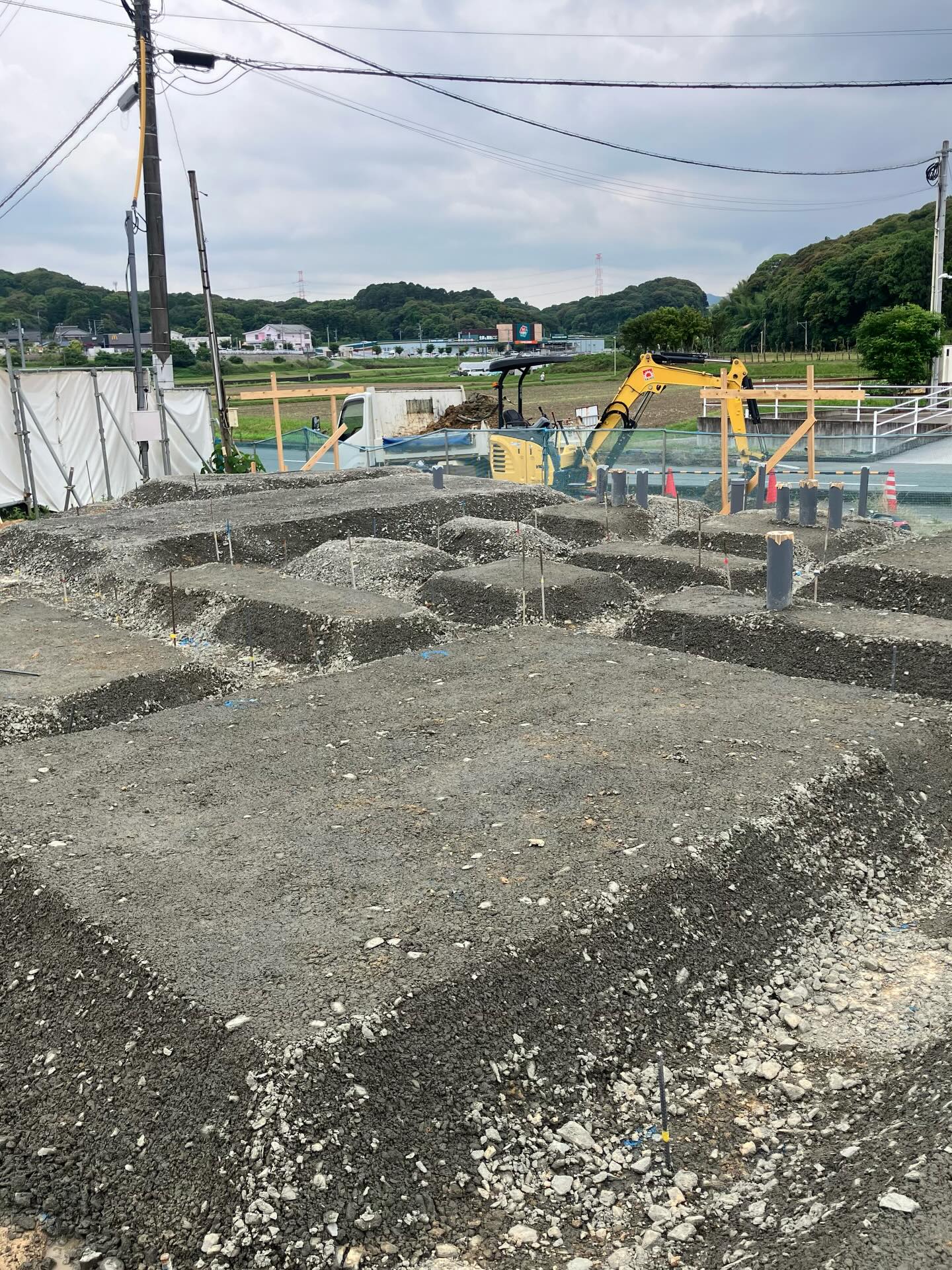 🏗️ アパート新築工事、いよいよスタート!
先日、アパート新築工事の現場にお邪魔してきました!
現在は、建物をしっかり支えるための基礎工事の準備を進めています。
目には見えなくなる工程だからこそ、丁寧な施工を積み重ね、安全で安心して長く暮らせる建物づくりを目指しています。
現場の様子を随時お届けしていきますので、ぜひご覧ください🌿
#フォレストヴィラホーム #アパート新築 #新築工事 #木造建築 #福岡