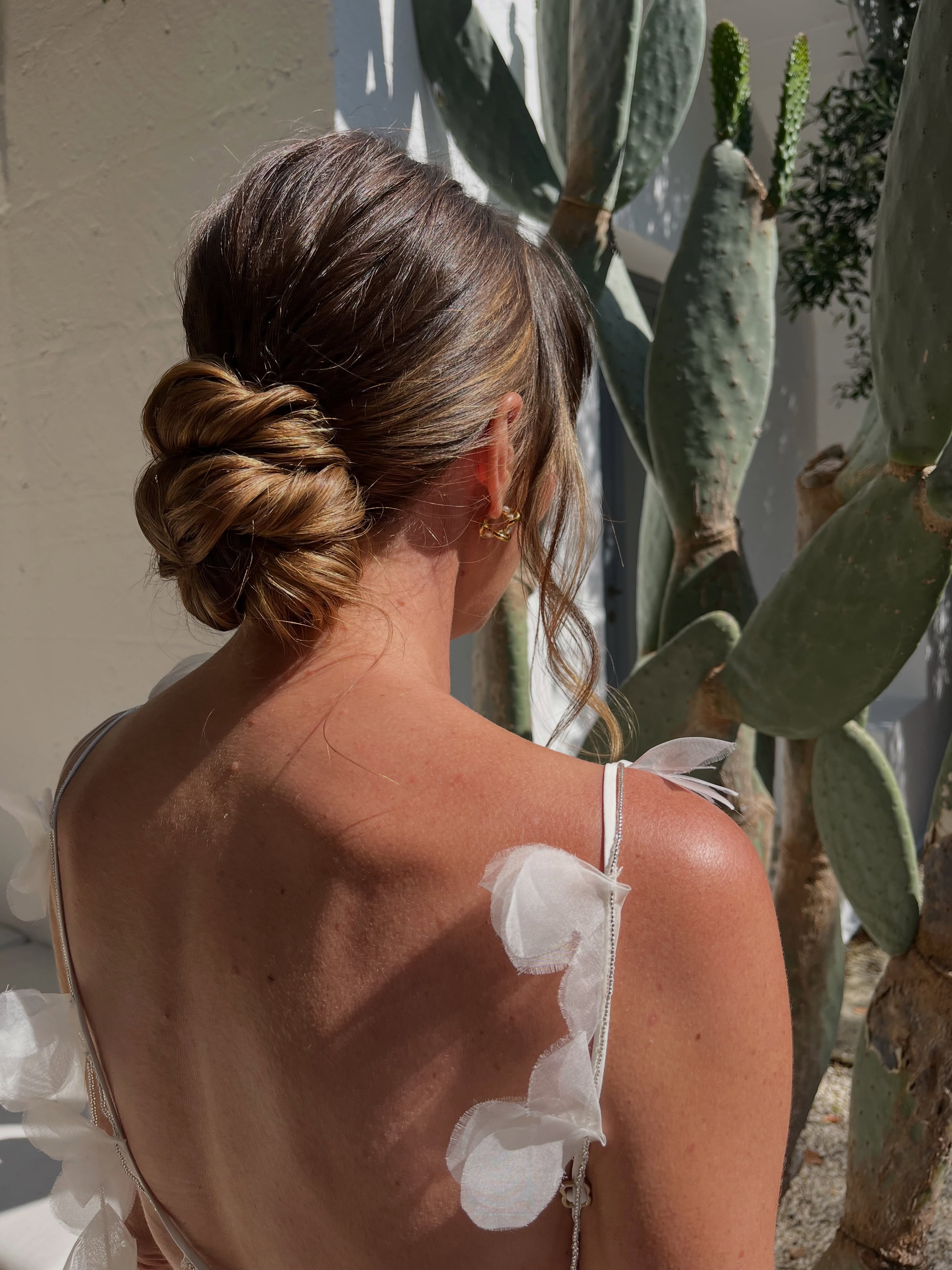 Welcome night 🌺 🌵
A low bun was in order, to compliment the most delicate floral detailing on Laura’s @cultgaia dress.
It’s always so fun for the bride, and to surprise the guests, by doing a style slightly unexpected for the welcome event!