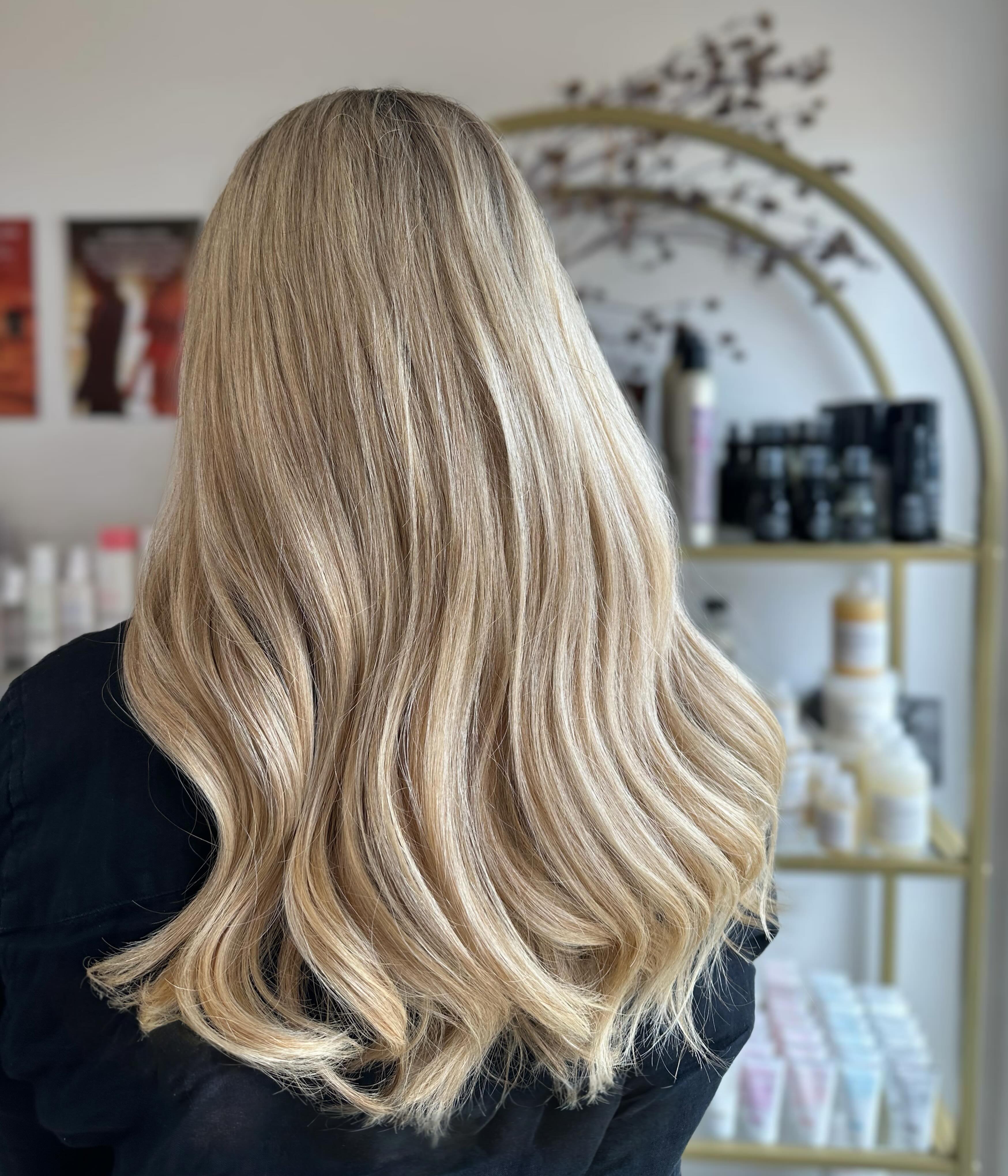 Dreamy bright warm blonde tones and a blowout ๐โโ๏ธ๐ธ๐ผ๐๐
Appointments available this week! DM us to book in or check out the link in bio ๐
#yuduyu #waihekehairsalon #waihekehairstylist #sustainablesalons