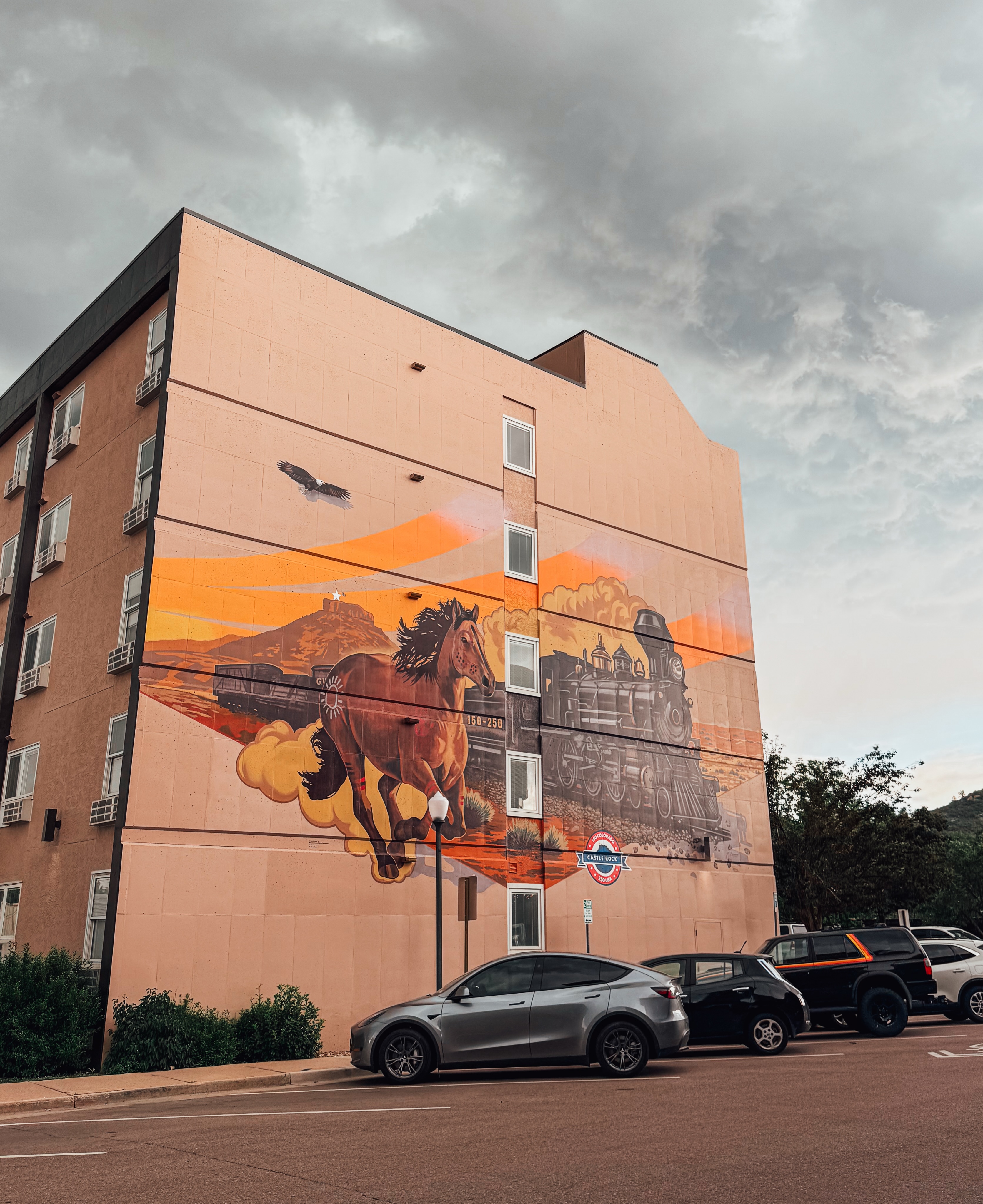 Have you seen the newest mural in downtown Castle Rock? ๐จ
โThe Spirit to Excelโ was created by Michael Beenenga, bridging the past to the present with imagery of innovation, action and heritage.
The Douglas County Housing Partnership received a grant from the Town of Castle Rock for this art creation. The program is designed to encourage unique and creative ways to celebrate 250th anniversary of Americaโs independence and the 150th anniversary of Coloradoโs statehood.
We invite you to take in this breathtaking mural next time you are strolling the streets of Downtown Castle Rock! It can be seen at the corner of 403 Perry Street.
