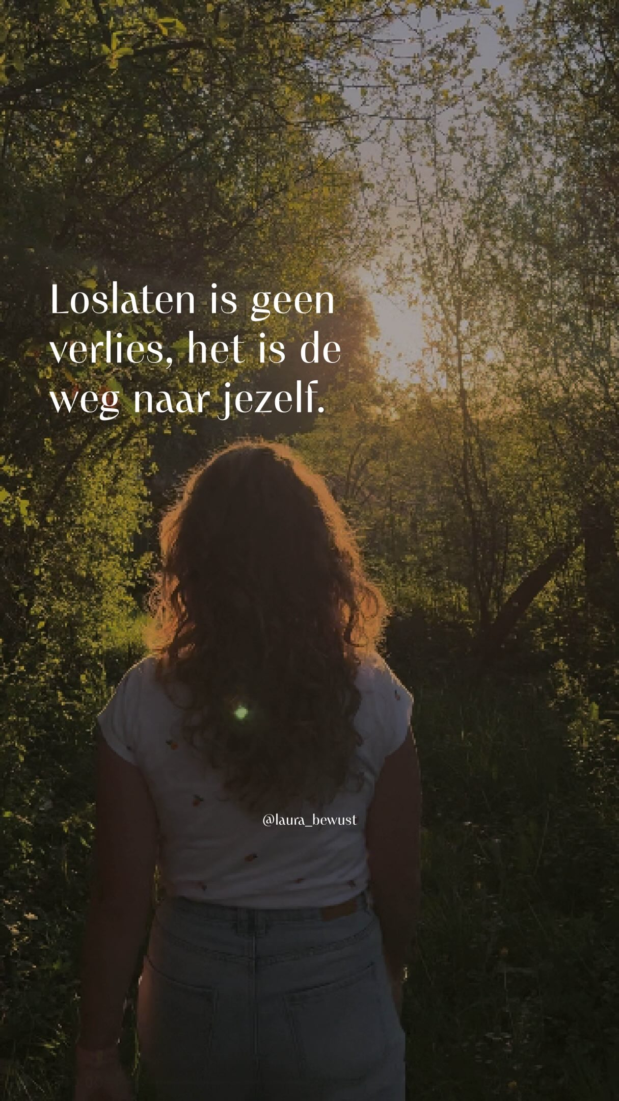 Het moeilijkste aan groeien is niet het aantrekken van het nieuwe, maar het loslaten van wat ooit veilig voelde.
Diep van binnen wist ik allang wat er niet meer bij me past, maar ik wilde het niet aangaan.
Ik voelde welke patronen ik ben ontgroeid.
Welke manier van ondernemen niet meer klopt.
Welke versie van mezelf ik niet langer wil meenemen naar mijn volgende fase.
En toch merkte ik ook hoe makkelijk het is om vast te houden aan wat vertrouwd is. Zelfs als je weet dat het tijd is om los te laten.
Niet omdat het goed voelt, maar omdat het vertrouwd is. Zelfs wanneer je voelt dat er iets groters op je staat te wachten.
Ik zag deze week heel helder waar ik nog vasthield aan een oude identiteit. Een identiteit die me veel heeft gebracht, die mijn bedrijf heeft opgebouwd, die me heeft gebracht naar waar ik nu sta. En wat ben ik trots op haar.
Maar ook een identiteit die niet meer past bij waar ik naartoe beweeg.
Steeds sterker voel ik dat mijn volgende fase niet vraagt om harder werken. Niet om meer doen. Niet om mezelf uitleggen, maar om los te laten – los te laten wat ik niet meer ben.
Want ik kan niet volledig ontvangen wat bij mijn nieuwe werkelijkheid hoort, terwijl ik me blijf vastklampen aan een versie van mezelf die daar niet meer bij past.
En dat voelt als diepe rouw. Een tweestrijd tussen oud en nieuw. Maar ik kan niet terug.
Dat is misschien wel de grootste les die ik deze week mocht ontvangen: Loslaten is geen verlies, het is de weg naar jezelf.
Het is ruimte maken. Ruimte voor meer vrijheid, voor meer impact, meer plezier, meer verbinding en meer van wie ik werkelijk ben.
Misschien gaat transformatie uiteindelijk niet over worden wie je wilt zijn, maar over stoppen met vasthouden aan wie je niet meer bent.
#nieuweidentiteit #transformatie #verbinding #warezelf #loslaten