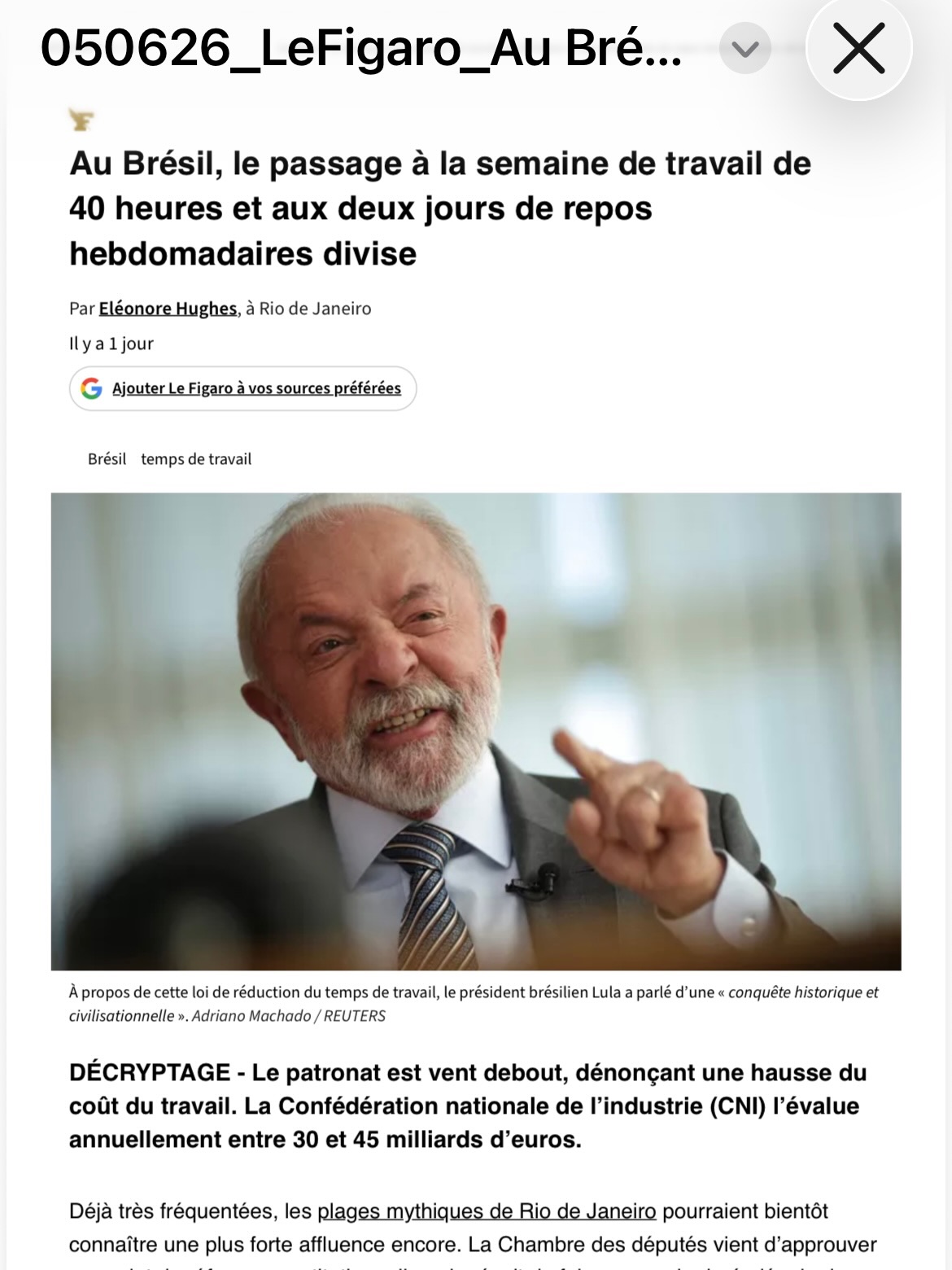 @lefigaro “Un groupe est au centre des inquiétudes : les petites entreprises, qui comptent proportionnellement davantage de salariés travaillant plus de 40 heures par semaine, et sont souvent moins en mesure de réduire la charge horaire. Environ 99 % des entreprises brésiliennes sont micro ou petites, selon le Sebrae, une institution privée brésilienne à but non lucratif dont le rôle principal est de soutenir ces entreprises.
Celles-ci regroupent environ 70% des salariés du secteur formel et représentent près de 27% du PIB national. « Le Brésil n’est pas comme les pays européens, il n’existe pas de politiques publiques qui favorisent les petites entreprises, regrette Paulo Feldmann, professeur d’économie à l’université de São Paulo. Il existe un risque très élevé de voir de nombreuses petites entreprises faire faillite. »
A la suite des négociations, le texte prévoit des mesures transitoires - à définir par une loi complémentaire - afin d’atténuer l’impact de la réforme sur les petites structures. Elle porterait sur le cas spécifique des microentreprises, 13 millions a l’échelle du pays, bénéficiant d’un système d’imposition simplifié mais qui ont un plafond de facturation. Une piste serait de leur permettre d’employer deux salariés au lieu d’un seul, comme impose actuellement la législation. Pour Carla Beni, professeur d’économie à la Fondation Getulio Vargas, si un magasin qui vend des gâteaux, par exemple, ne fonctionne que parce qu’une personne travaille six jours par semaine et gagne un salaire minimum, il y a un problème. « L’entreprise n’est pas rentable, et ne devrait peut-être pas exister », affirme-t-elle. Selon cette chercheuse, pas de doute, la réforme doit avoir lieu : travailler six jours par semaine est « inhumain. La vie devient le travail ».