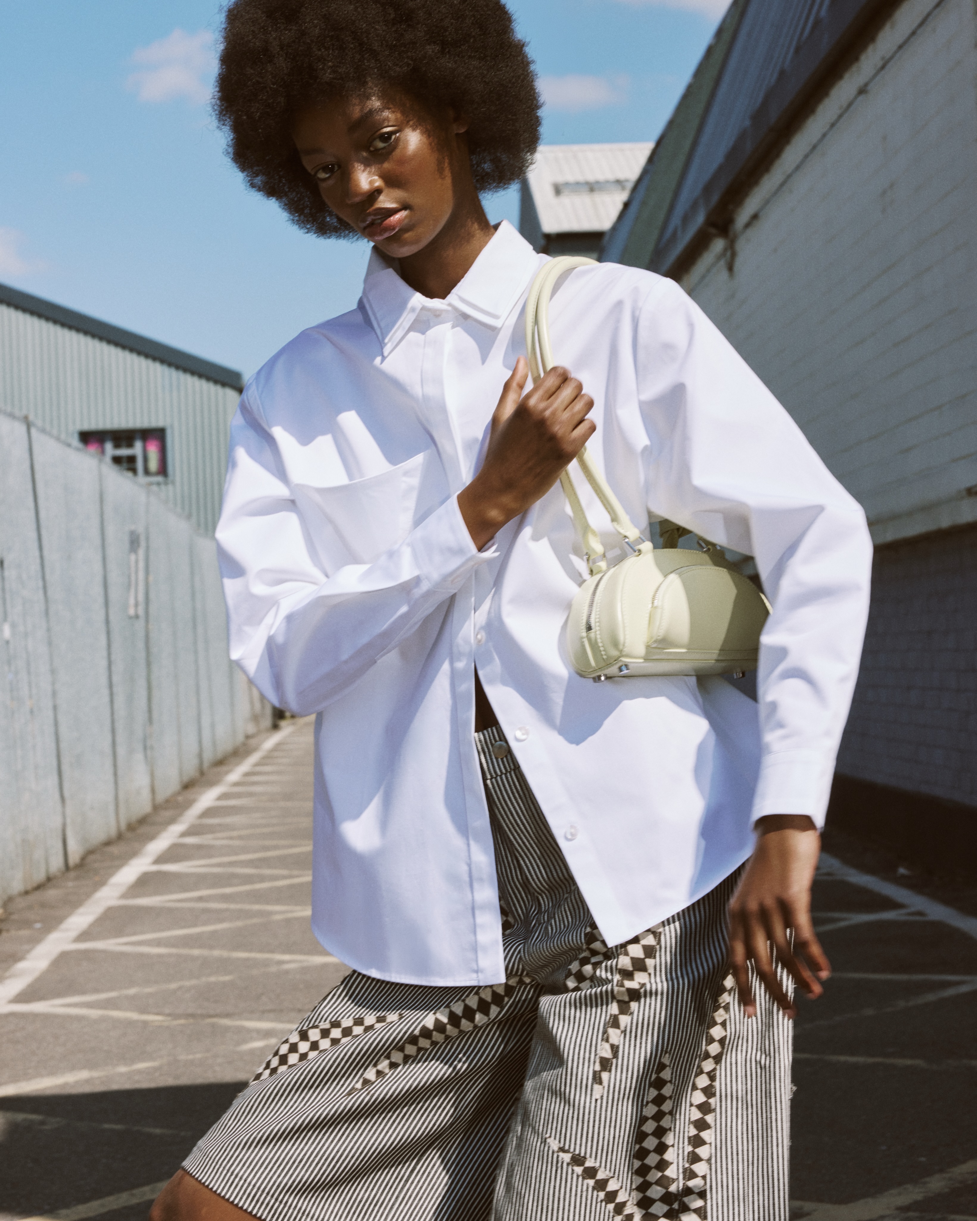 Crisp whites and summer lines☀️A masterclass in designer detail, featuring double collar and uniquely constructed pocket.
.
Shop DUNE Shirt in White at www.darann.com
.
stylist: @bernadette__dc
model: @ndahiiro @immmodels
photographer: @_nsgraphy
hmua: @vicki_la_mode_hmua