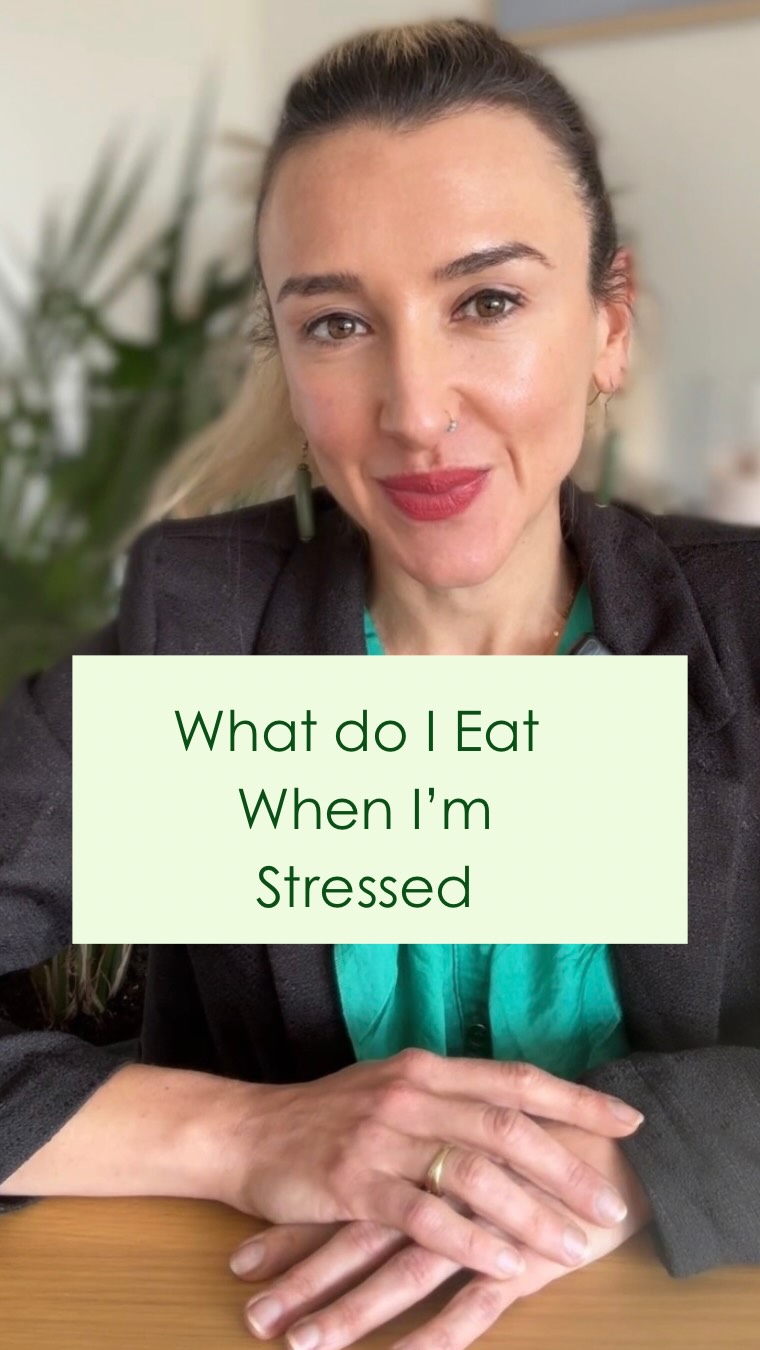 🫐 Nutrition Against Stress — Where Do We Start?
My favourite anti-stress foods: blueberries, avocado, nuts and seeds, and oatmeal — paired with a cup of chamomile tea. All rich in antioxidants, Vitamin E, folate and beta-carotene, which help the brain produce serotonin — the feel-good hormone 🙌
The minerals and vitamins you can’t afford to miss:
🔹 Magnesium — calms the nervous system, reduces cortisol and improves sleep. Sources: dark leafy greens, pumpkin seeds, dark chocolate
🔹 Vitamins B5, B6, B12 — essential for adrenal function and neurotransmitter production. Sources: eggs, wholegrains, nutritional yeast
🔹 Omega-3 — reduces neuroinflammation and regulates stress hormones. Sources: oily fish, walnuts, flaxseeds
🔹 Vitamin C — burned through heavily by the adrenal glands under stress. Sources: bell peppers, kiwi, citrus
🔹 Tryptophan — builds serotonin. Sources: turkey, bananas, pumpkin seeds — always paired with complex carbohydrates
🌿 Herbal Allies for the Nervous System
Adaptogens — strengthen the body’s resilience to stress:
🌱 Ashwagandha — reduces cortisol and anxiety, improves sleep. Perfect for burnout
🌱 Rhodiola — for mental fatigue and performance under pressure
Nervous system strengtheners:
🌼 Chamomile — my number one for stress-related IBS and digestive tension
🌿 Lemon Balm — calms the mind and gut, great for sleep
🌸 Passionflower — for racing thoughts and insomnia
🌿 Skullcap — for nervous exhaustion and chronic muscle tension
Long-term tonics:
🍄 Lion’s Mane — nerve repair and cognitive support
🌿 Bacopa — for memory, focus and stress resilience