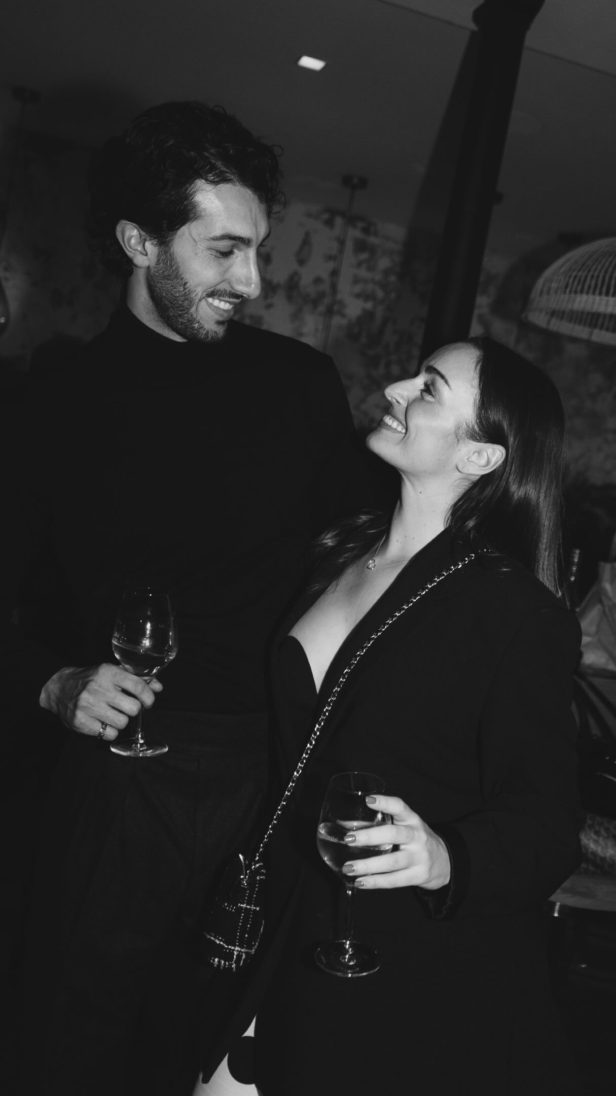 Célébrations en famille et entre amis post-prestation de serment pour Lucie et Ludovic ! 🦋
Vous me le dites souvent, que c’est important de marquer les chapitres, de célébrer le travail accompli et d’en garder des souvenirs esthétiques. Des souvenirs que vous pourrez valoriser, par le partage et les tirages notamment !
Vous êtes heureux et surtout heureuses de pouvoir poser le téléphone et profiter pleinement de la soirée 🎉
Je vous accompagne et immortalise les souvenirs des grands moments de la vie ( mariage, baptême, prestation de serment etc) mais aussi les souvenirs du quotidien, les souvenirs de la vie qui change. 🌞
Pour réserver une séance ou reportage, contactez moi par le formulaire de contact du site internet : romanediez.com 🧚♀️