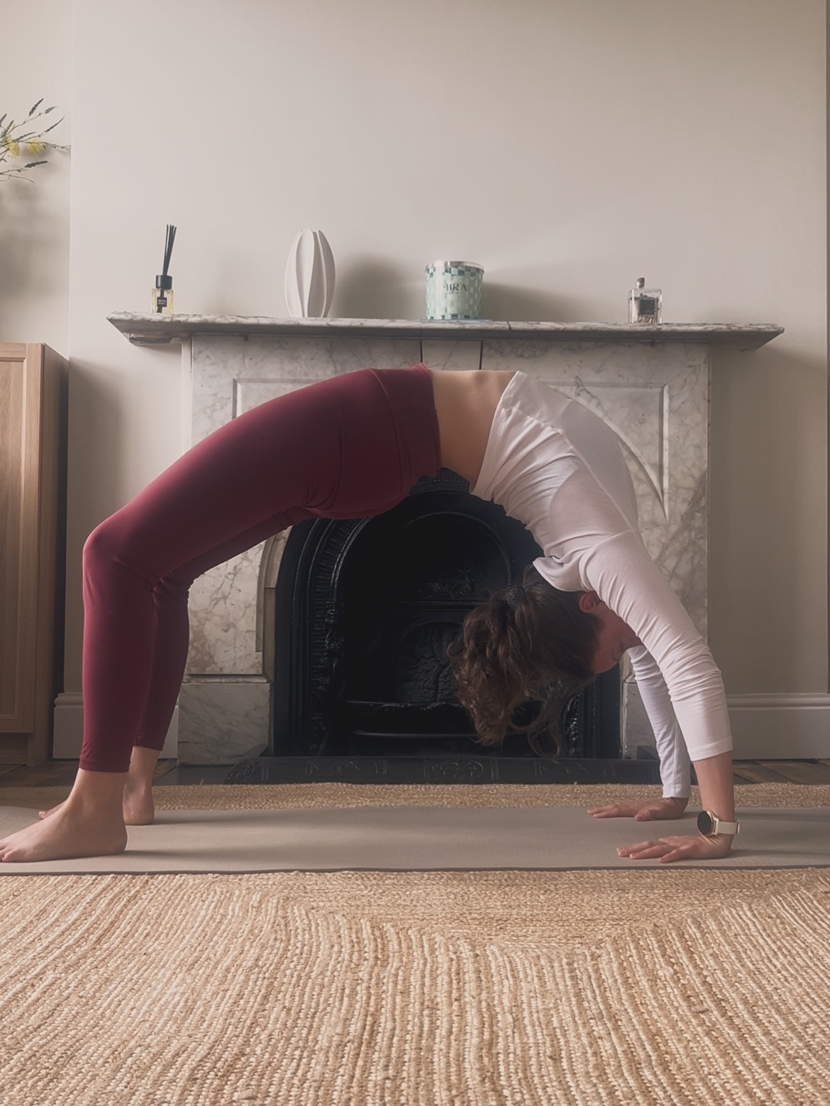 ~ BACKBENDS ~
1. Urdhva Dhanurasana (and the connection with the pelvis)
2. Picture the pelvis as a bowl of water.
3. Forward tilt = water spills. Backward tilt = belly in, tailbone down.
4. Bridge first: posterior tilt, low back to mat, keep it as you rise.
5. Wheel: onto the crown, then lift.
6. Coming down: chin tucks, spine rolls.
7. Counter with a gentle forward fold. Always.
8. 😄👍🏼♥️
Come learn this and more with me in any ashtanga classes I’m teaching at @yogalabdublin
#urdhvadhanurasana #yoga #yogadrills #backbend #heartopener