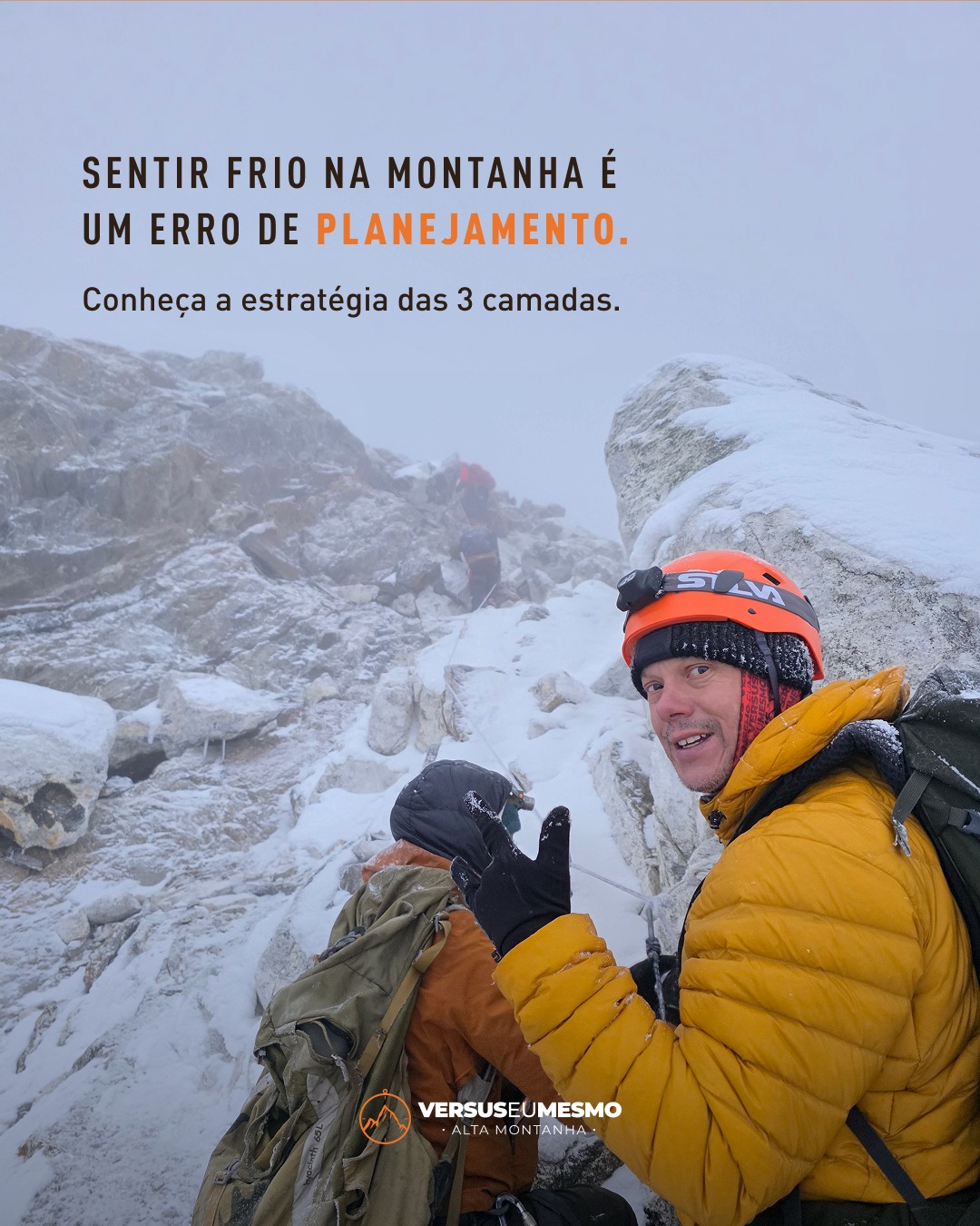 A engenharia do aquecimento permite manter o corpo em movimento sem superaquecer e descansar sem congelar, transformando o ambiente hostil em um desafio controlável por meio de três camadas de proteção.
1⃣ Segunda pele (base layer):
Sua função é manter a pele seca. Ela transporta o suor para fora, impedindo que o seu corpo resfrie quando você para de caminhar.
2⃣ Camada de aquecimento (mid layer):
É a barreira que retém o calor e preserva a energia do seu corpo contra o ar gelado, funcionando como um isolante térmico eficiente.
3⃣ Camada impermeável (shell):
Ela bloqueia o vento e a neve, impedindo que os fatores externos roubem o calor interno.
Na VersusEuMesmo, ajudamos você a entender cada item do seu equipamento para que sua mochila seja leve e sua proteção seja absoluta.
📸: extensão Lobuche no trekking ao campo base do Everest 2025