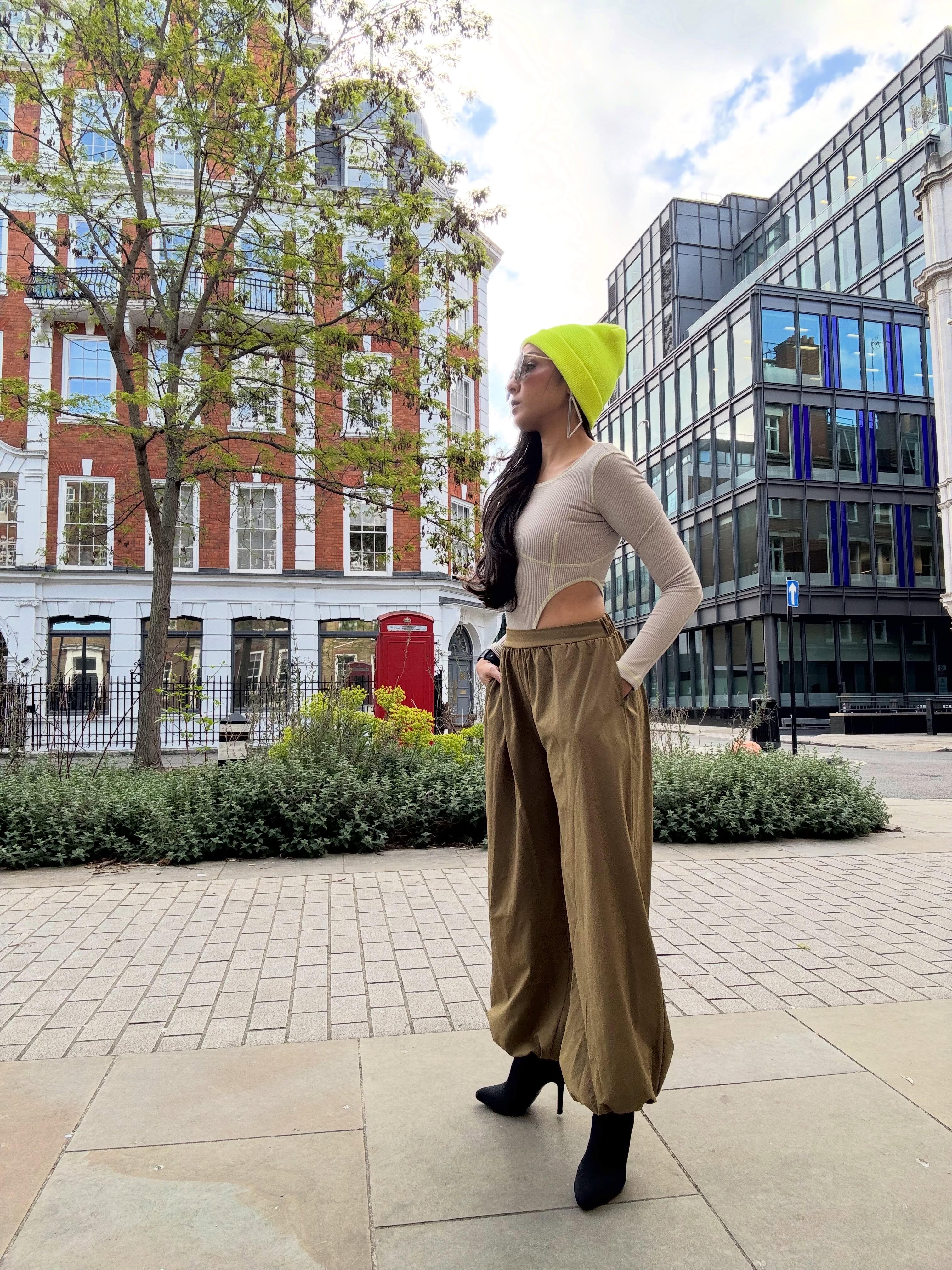 📂 File under: London content day
I met a dynamic group of diabetics doing great things!
I met @danicathediabetic for the first time, the host of the event, and she is incredible. I met @nerdabetic - he was like a social media celebrity to me! And I met the beautiful @jazzsethi and part of her team from the @diabesties1 foundation.
Being in a room of people who are going through the same as you AND doing impactful things with it - beyond grateful for serendipitous moments like this ✨
Like beanie: @_kc.sportswear_
Balloon pants and heeled boots : @primark
Cut-out body suit : @hm
#london #contentday #glucosesensor #fashion #diabeticsdoingthings