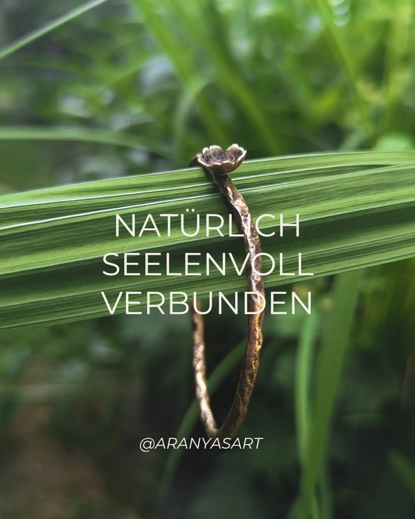 Natürlich-Seelenvoll- Verbunden
Drei Worte, die Aranya's Art künftig begleiten.
Sie erinnern mich daran, warum ich erschaffe.
Warum mich die Natur immer wieder inspiriert.
Warum ich die Schönheit im Unvollkommenen sehe.
Und warum Schmuck für mich weit mehr ist als ein Accessoire.
In den Strukturen eines Blattes.
In Erde unter den Fingern.
In den kleinen Details, die oft übersehen werden.
Genau dort entstehen die Ideen für meine Schmuckstücke.
Von der Natur inspiriert.
Von Hand geformt.
Mit Zeit, Hingabe mit dem Mut und der Freiheit unperfekt-perfekt zu sein.
Denn die schönsten Dinge erzählen keine laute Geschichte.
Sie fühlen sich einfach echt an.
🌿🤎
Herzliche Grüße
Katharina
aranyasart
natur trifft handwerk
wabisabi
messingschmuck
handgemachter Schmuck
naturschmuck
bohoschmuck
schmuckhandwerk
schmuck mit seele
slowmade