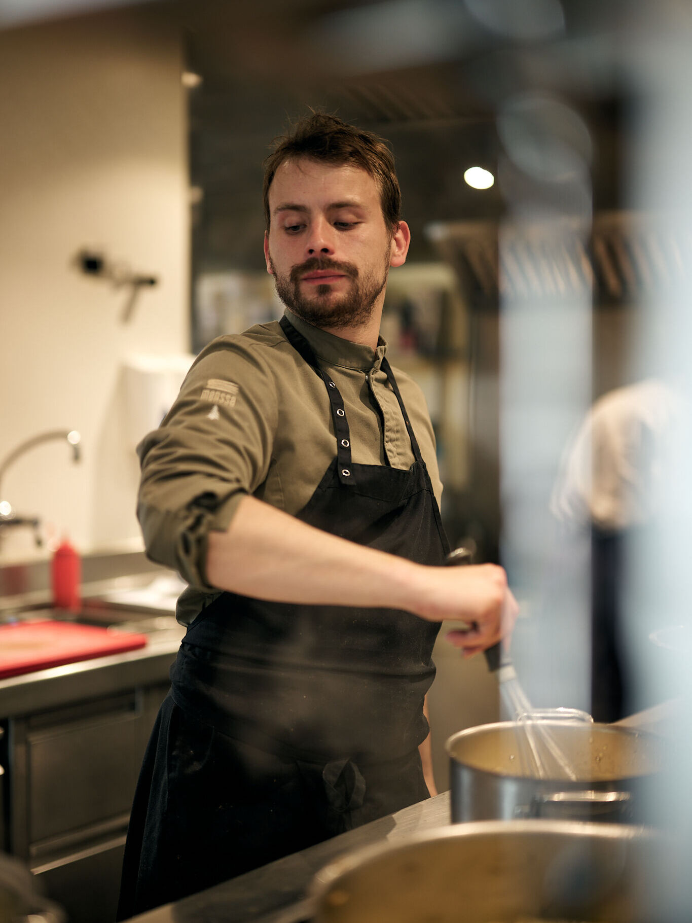 La choron. Une sauce solaire, beurre monté, estragon, tomate — geste lent, attention totale. Ces petits détails que personne ne voit dans l'assiette, mais que tout le monde ressent. 🍳
NL
De choron. Een zonnige saus, opgeklopte boter, dragon, tomaat — trage beweging, volledige aandacht. Die kleine details die niemand op het bord ziet, maar die iedereen voelt. 🍳
ENG
Choron sauce. Butter, tarragon, tomato — slow gesture, full attention. The kind of detail no one sees on the plate, but everyone feels. 🍳
#Menssa #RestaurantMenssa #Gastronomie #CuisineDeSaison #sustainability #Bruxellesfood #bruxelles #ArtCulinaire #omakase #cuisinedesaison #lesgrandestablesdumonde #michelinguide #michelinbelgique #50best #50bestdiscovery #gaultmillau #gastronomique #lokalekeuken #foodporn #belgie #belgium #passievoorfood #instagood
Menssa by @christophe.hardiquest
💻 www.menssa.be
✉️ restaurant@menssa.be
☎️ +32 2 346.66.15
📍 Avenue de Tervueren 453, 1150 Bruxelles
📸 @anthonyflorio
@enguerrand_moura @nico.beaudey @dessartjulie @madison_mtn
